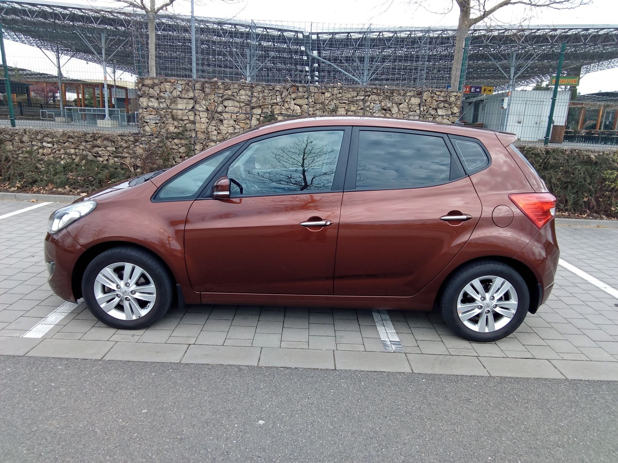 Hyundai ix20, max. výbava Style + automat - fotka 3