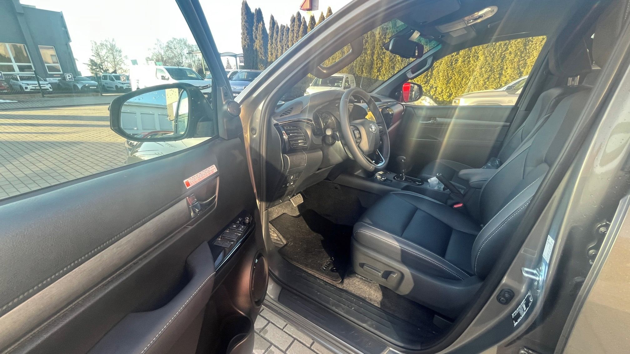 Toyota Hilux, 2,8D 4x4 6AT Invincible HYB - fotka 5