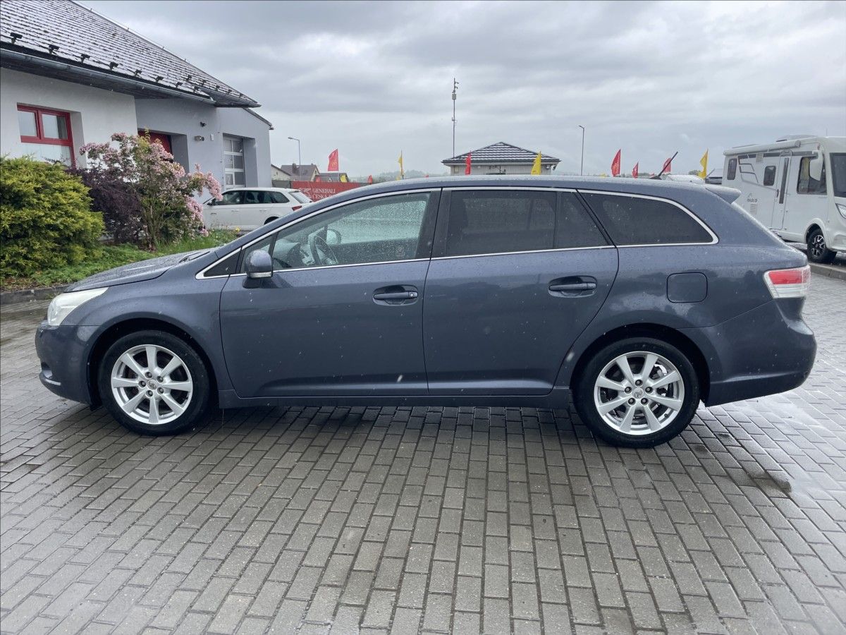 Toyota Avensis, 2,0 D-4D, 93 kw Klima, bez kor - fotka 2