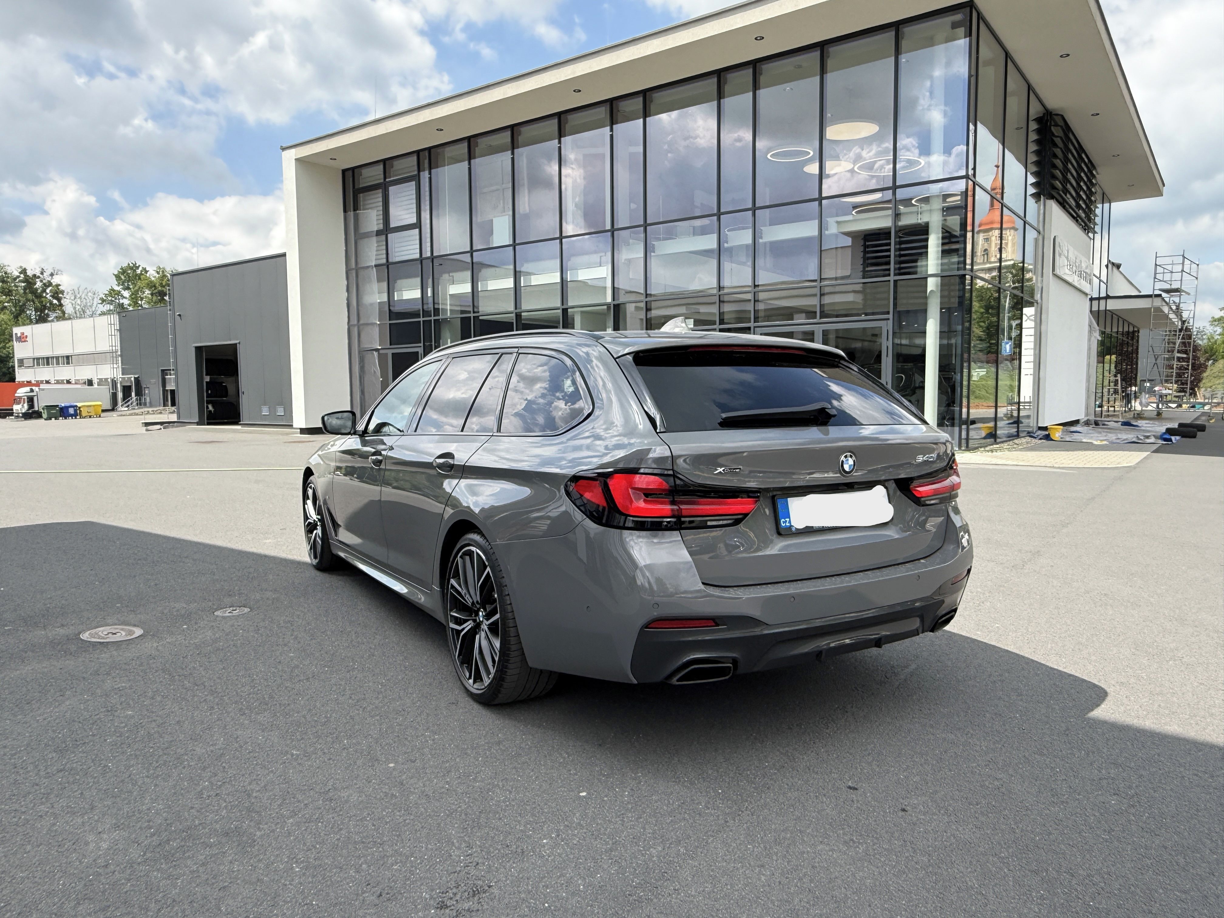 BMW Řada 5, BMW 540i xDrive Touring M pake - fotka 4