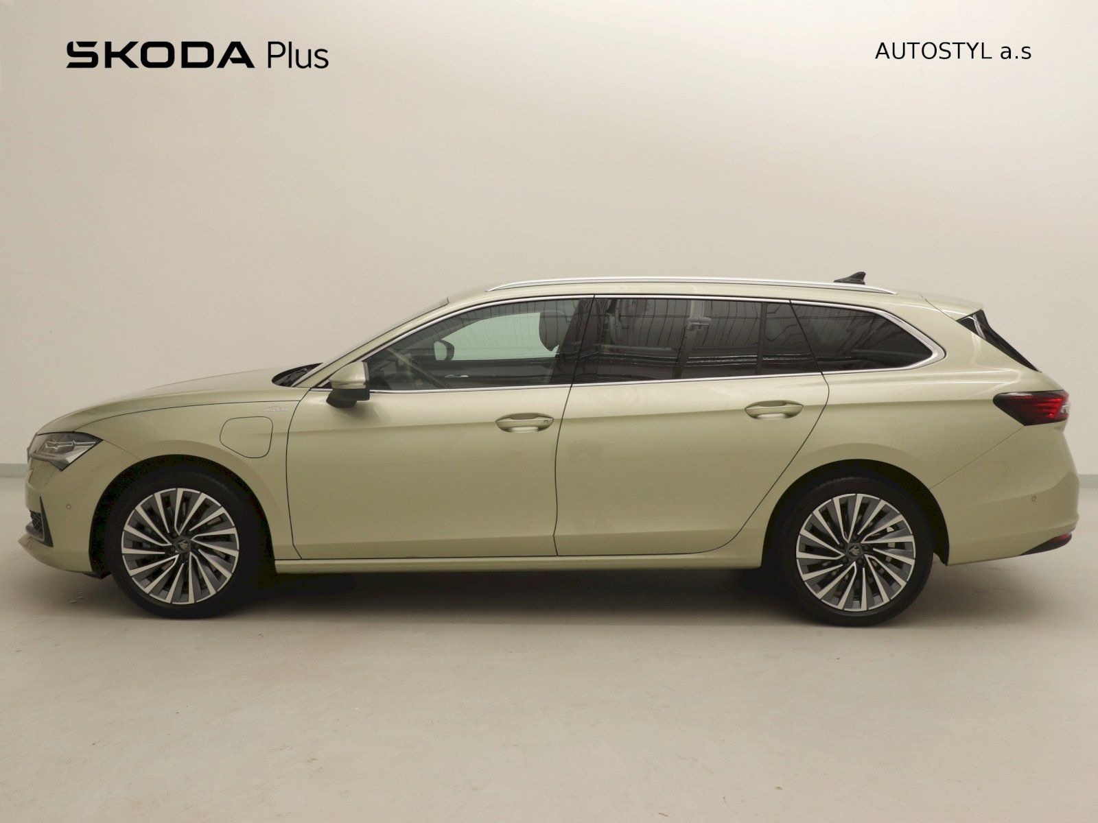 Škoda Superb, combi 1.5PHEV 204k Laurin a Kl - fotka 3