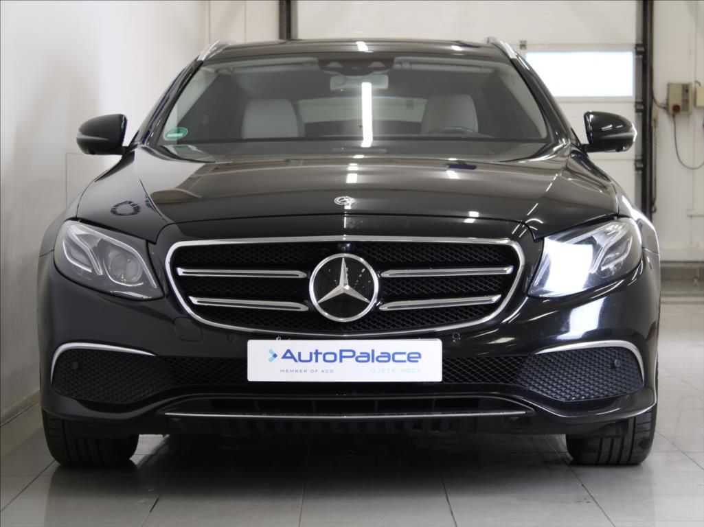 Mercedes-Benz Třídy E, 2,0 E200 4M Burm.Paměť Vzduch - fotka 2