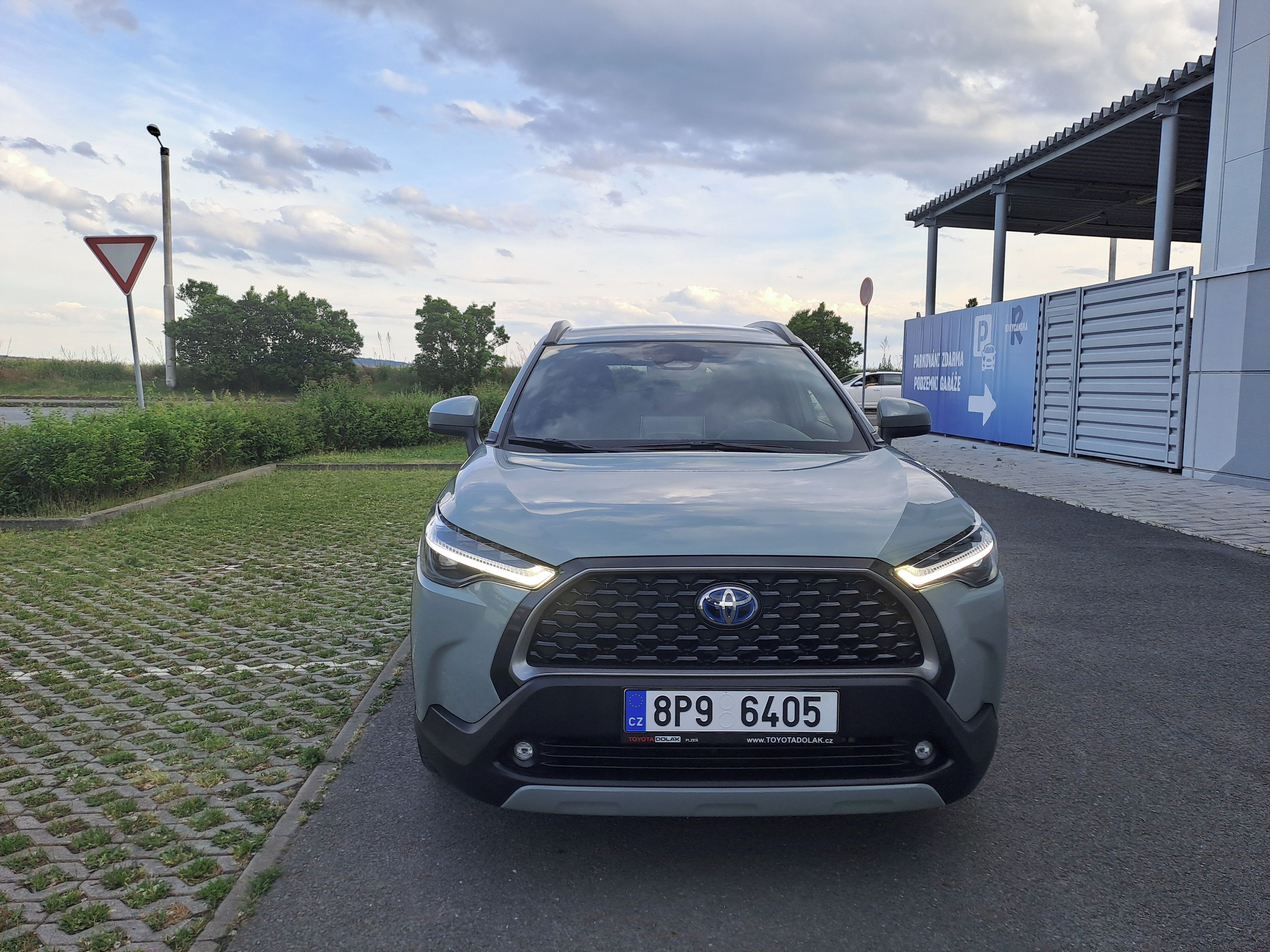 Toyota Corolla Cross, 2.0 HYBRID 4x4 1.MAJ+ZIM KOLA! - fotka 2