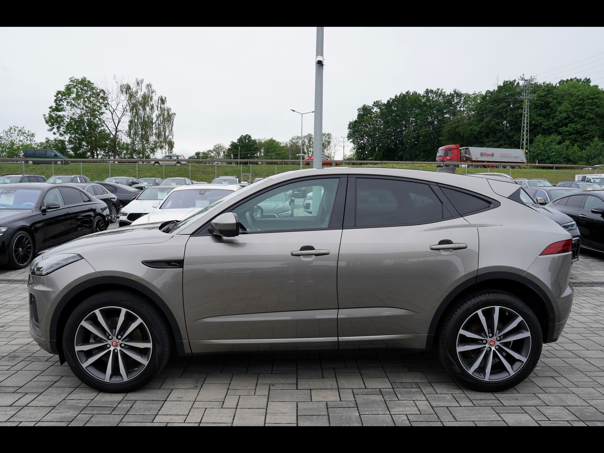 Jaguar E-Pace, D200 4WD R-Dynamic/Aut/LED/fac - fotka 3