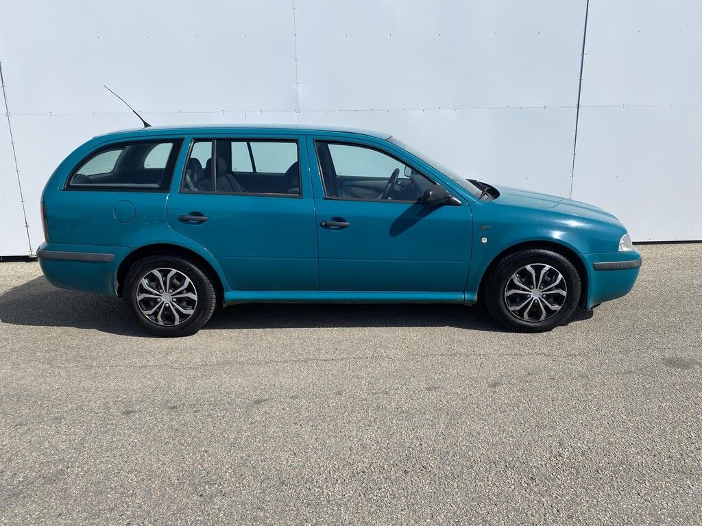 Škoda Octavia, Combi 1.9 TDI 66 kW Tour - fotka 3