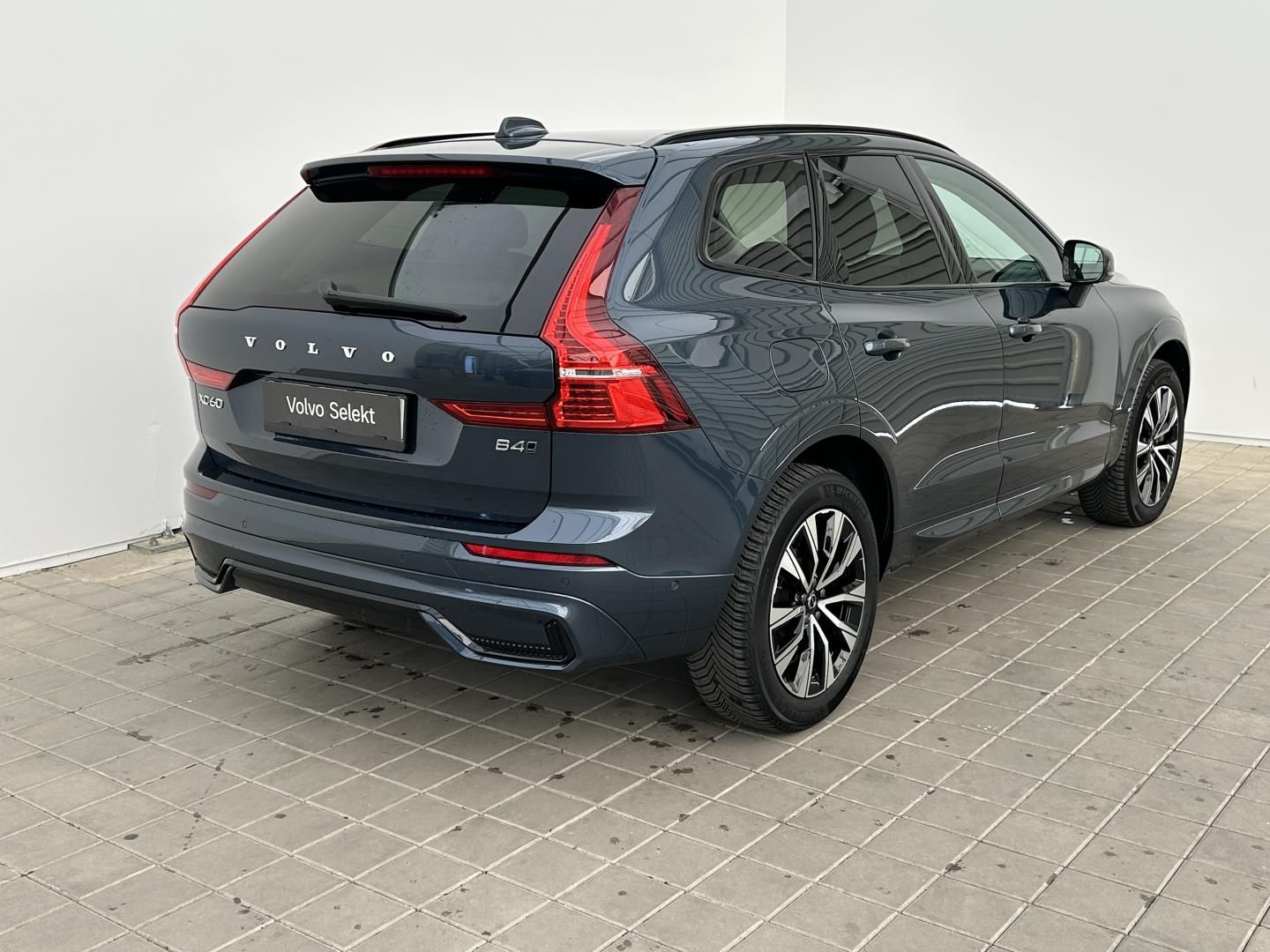 Volvo XC60, 2.0B4 145kW 4x4  PLUS  Black - fotka 6