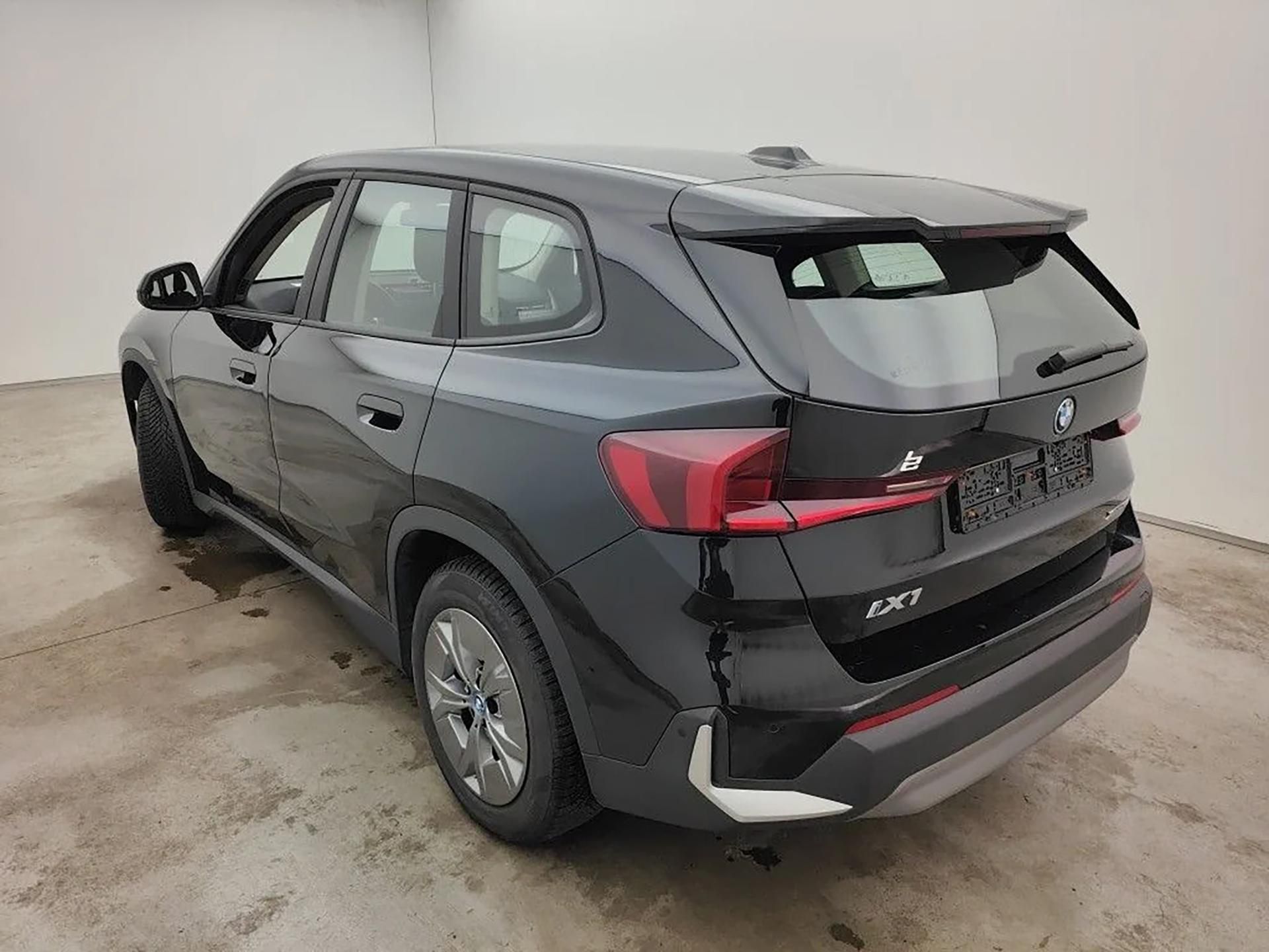BMW iX1, xDrive30 - fotka 2
