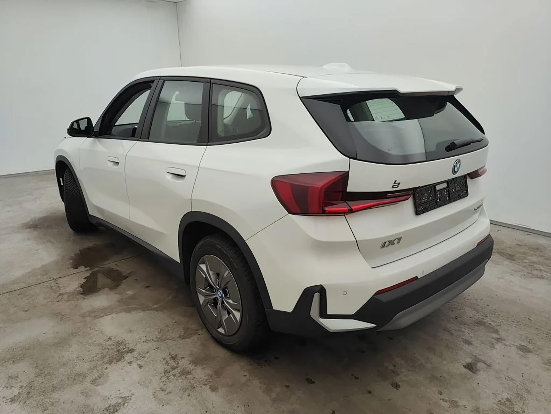 BMW iX1, xDrive30 - fotka 5