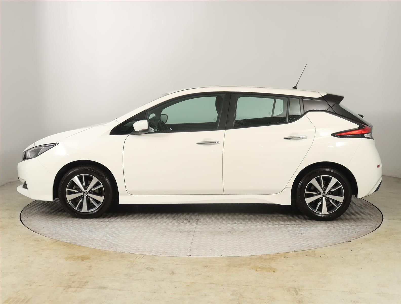 Nissan LEAF, 40 kWh, Automat, Kůže - fotka 3