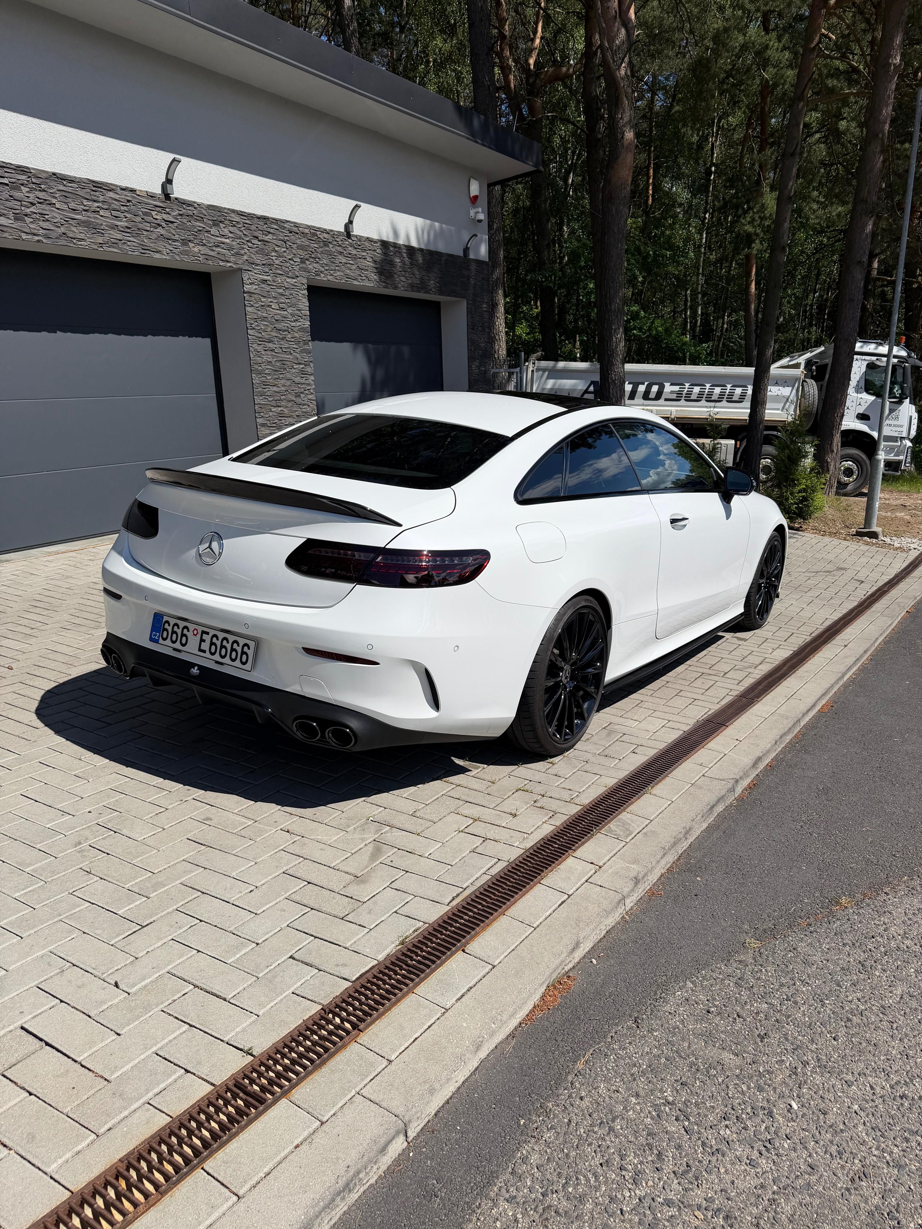 Mercedes-Benz Třídy E, Mercedes E400d coupe 4M - fotka 6