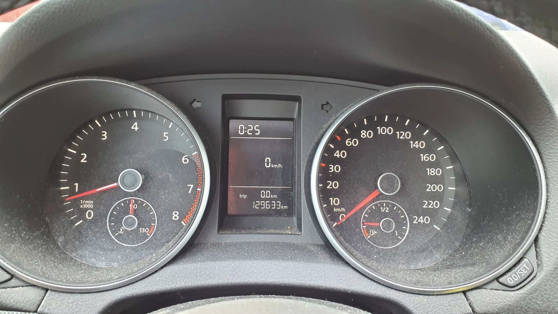 Volkswagen Golf, 1.4MPi 59KW TAŽNÉ, STŘ. OKNO - fotka 2