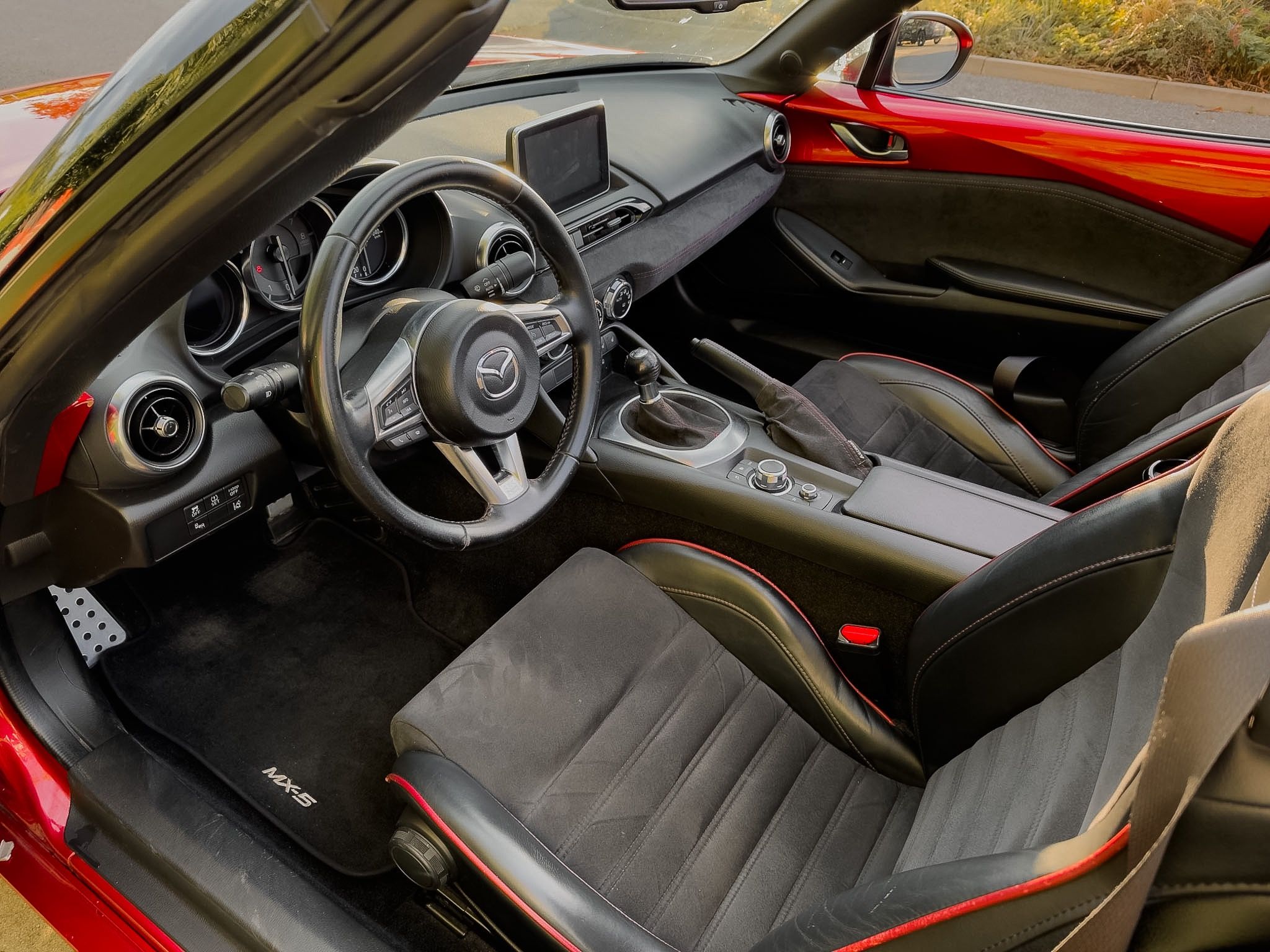 Mazda MX-5, Revolution Top 2.0 Alcantara - fotka 6