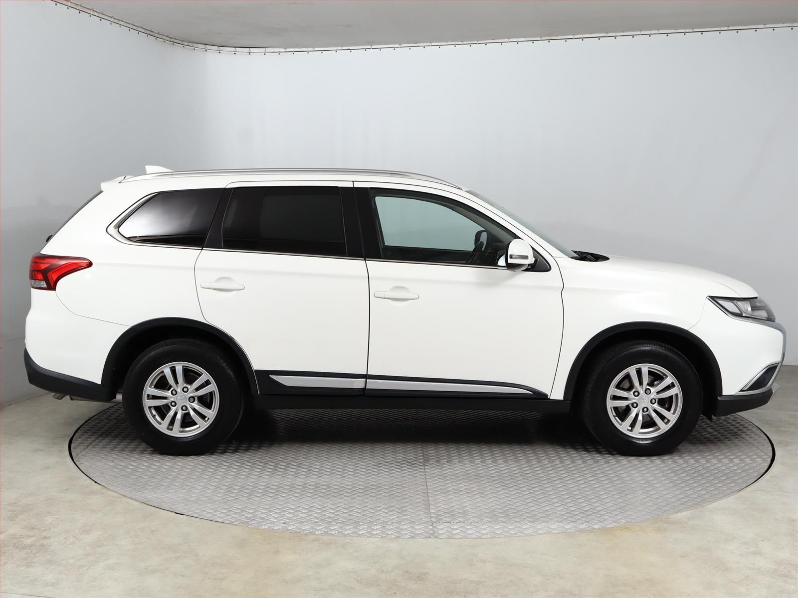 Mitsubishi Outlander, 2.0, Intense, ČR,1.maj - fotka 6