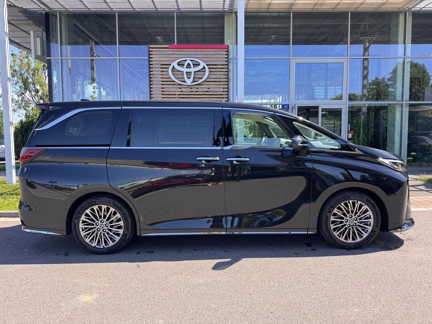 Lexus LM 350h, 2.5 Luxury VIP - fotka 2