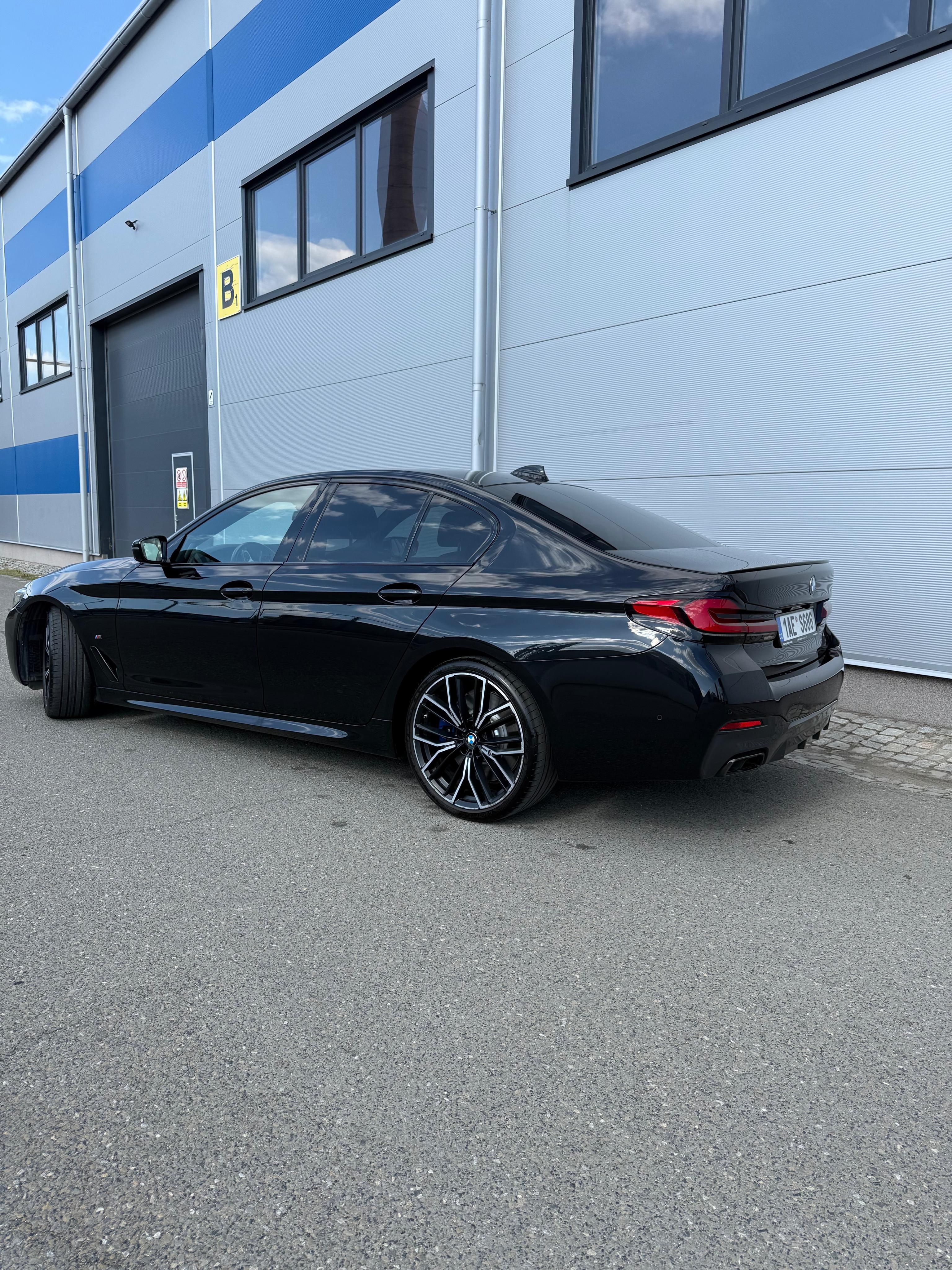 BMW Řada 5, M550I 4.4. V8 390KW - fotka 4