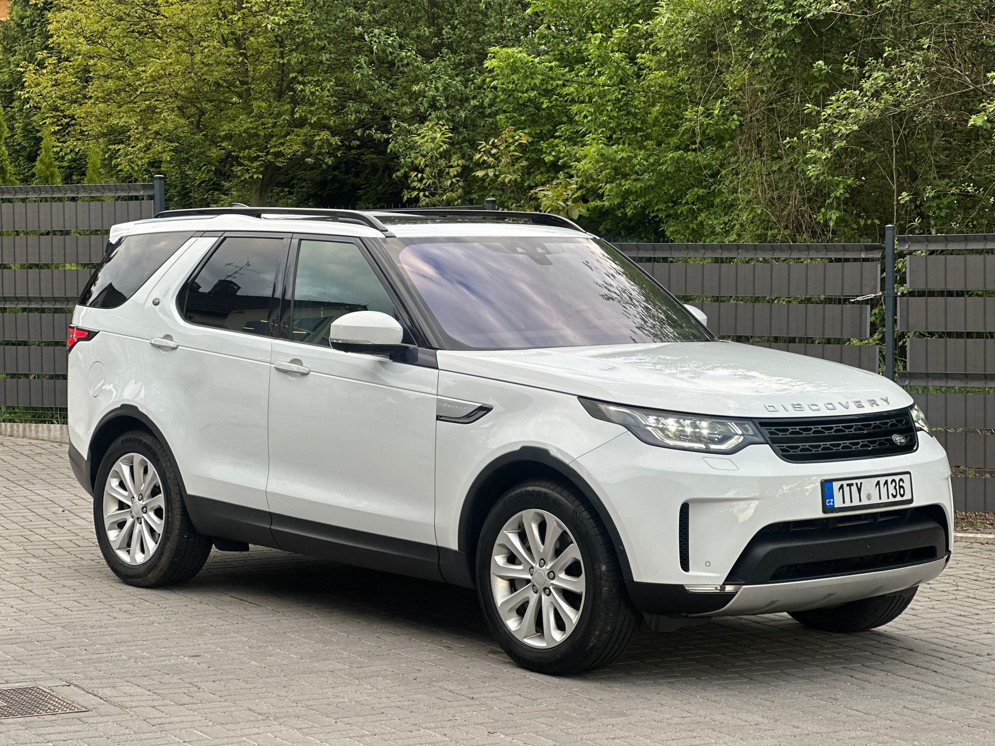 Land Rover Discovery, 3.0 V6 HSE BENZÍN 7 CESTUJÍCÍC - fotka 2