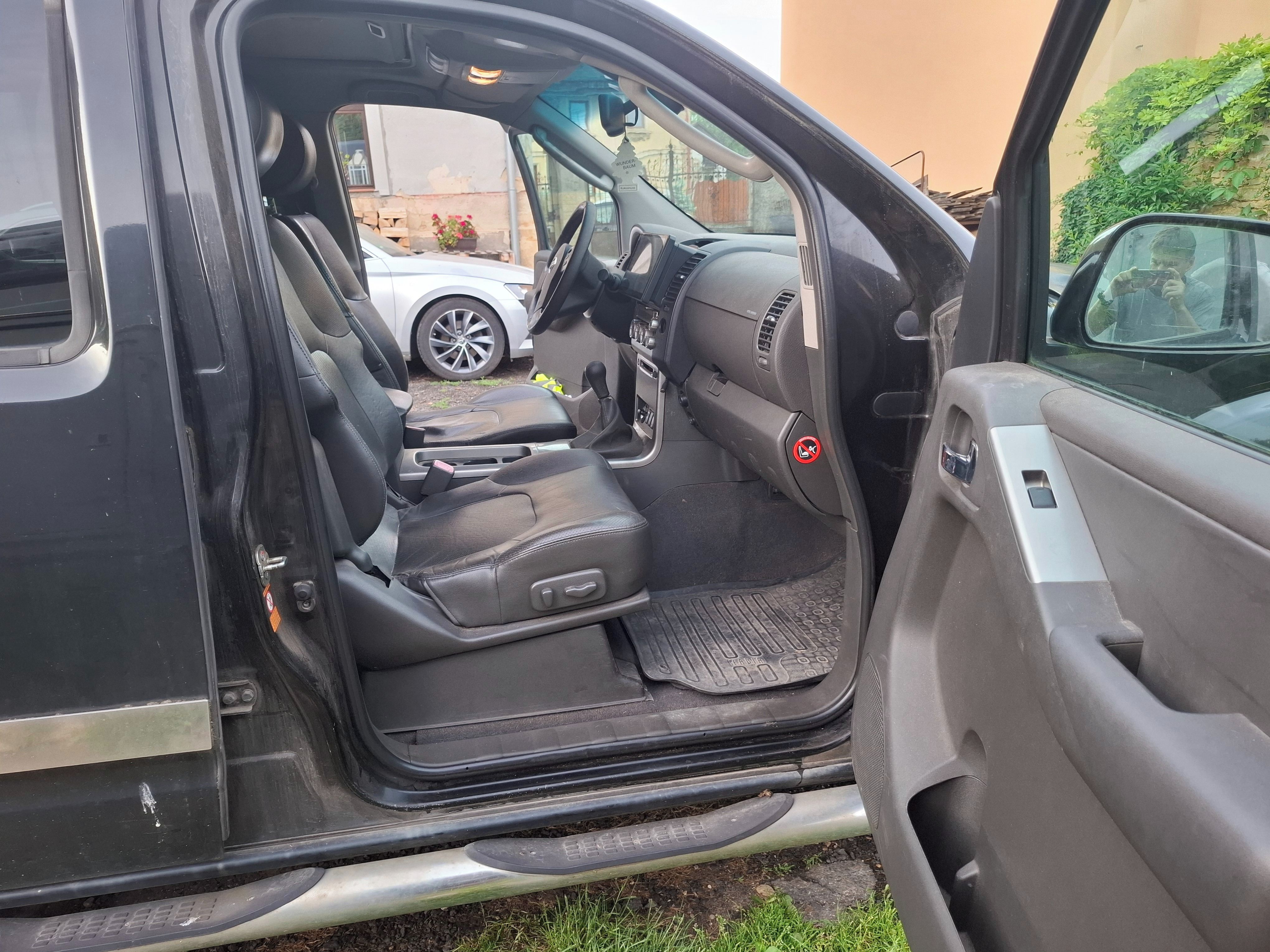 Nissan Pathfinder, 2.5 dCi 128kW 4x4 7 míst TOP - fotka 6