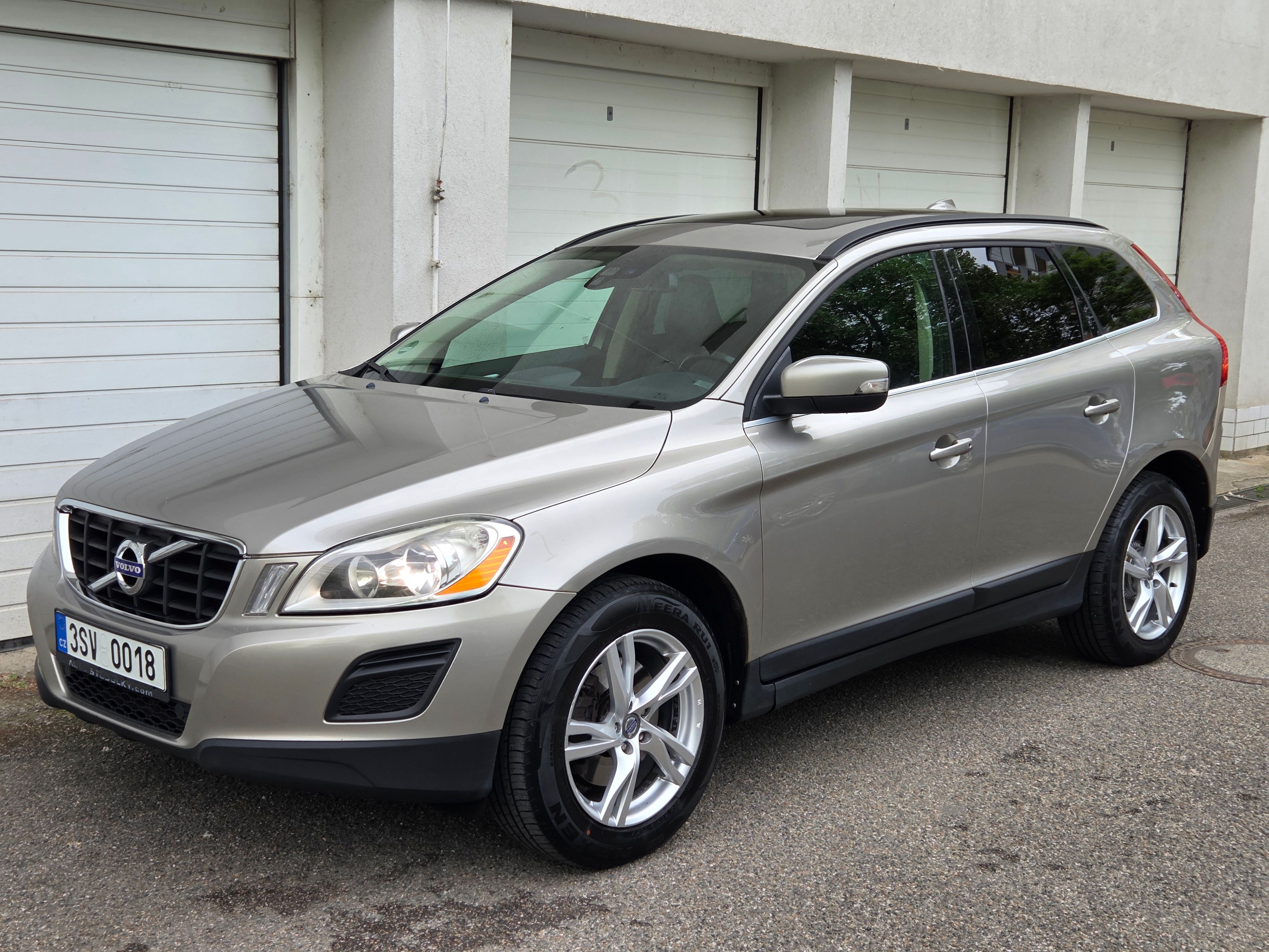 Volvo XC60, 2.0D 120Kw Manuál - fotka 2