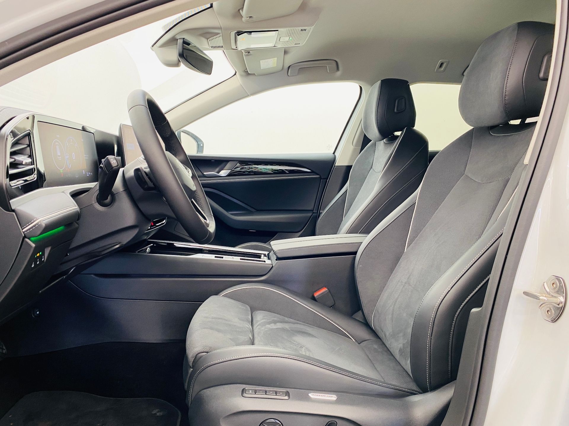 Volkswagen Passat, 2.0 TDI DSG 110kW Elegance - fotka 5