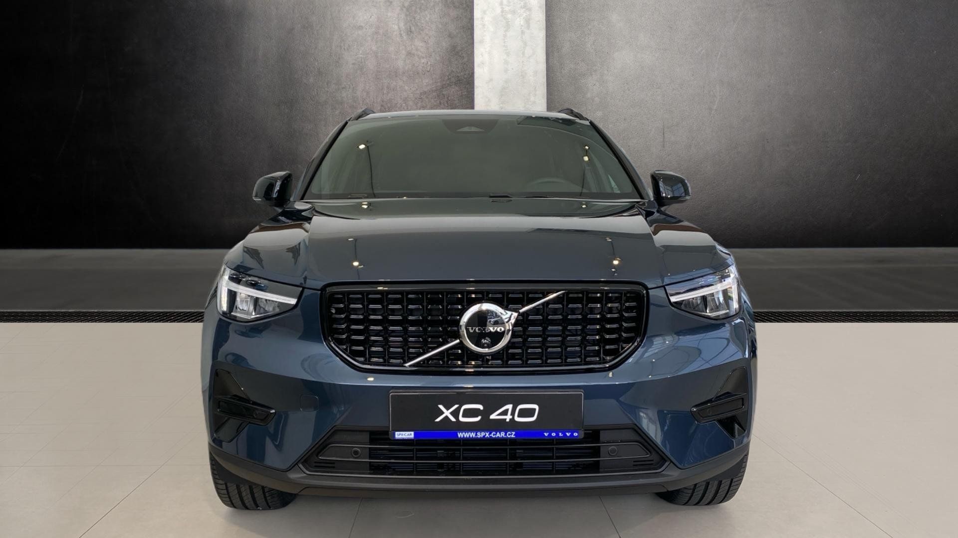 Volvo XC40, PLUS DARK, B4 FWD, 145+10 kW / - fotka 2