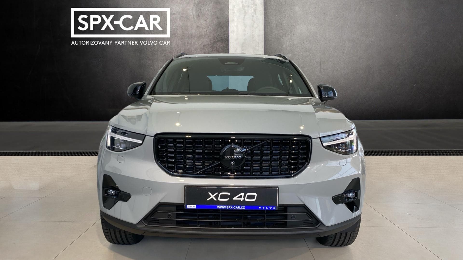 Volvo XC40, PLUS BLACK EDITION, B4 FWD, 14 - fotka 2