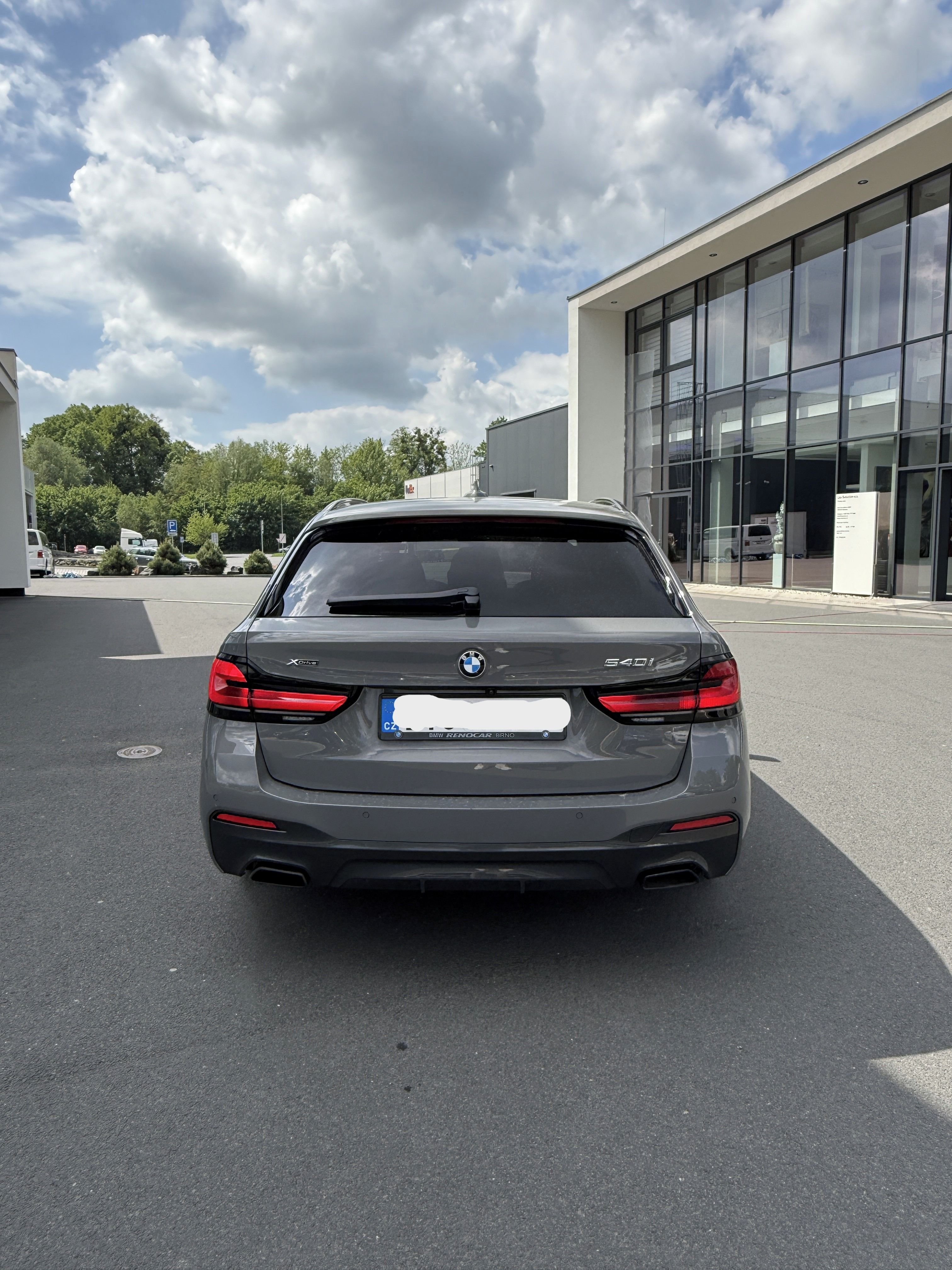 BMW Řada 5, BMW 540i xDrive Touring M pake - fotka 6