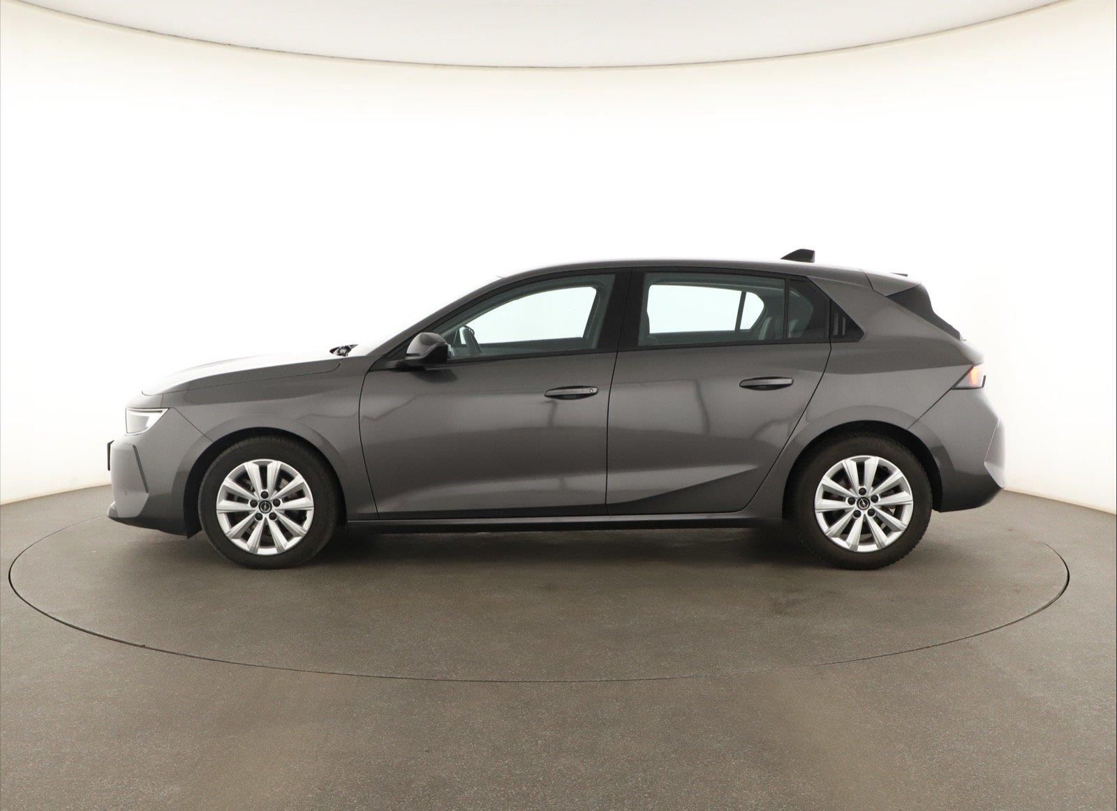 Opel Astra, 1.2 Turbo, Edition, Navi - fotka 3