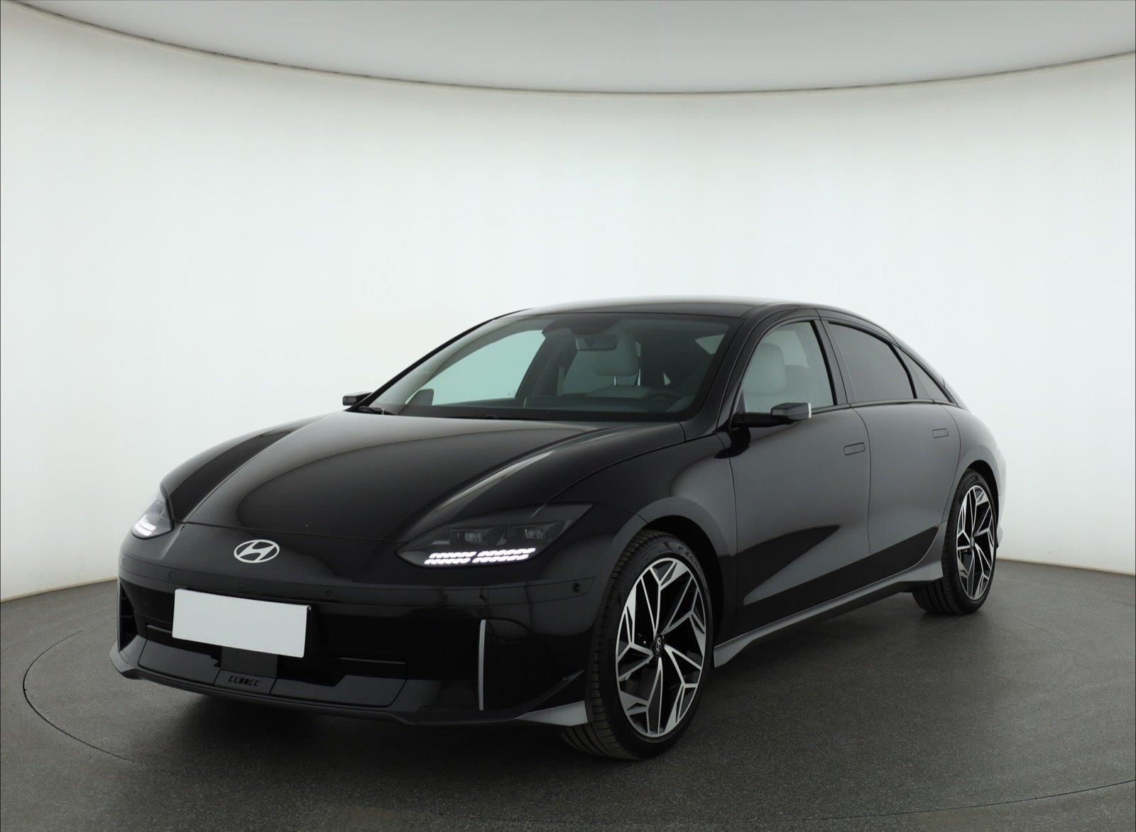 Hyundai Ioniq 6, Long Range 2WD, SoH 98% - fotka 2