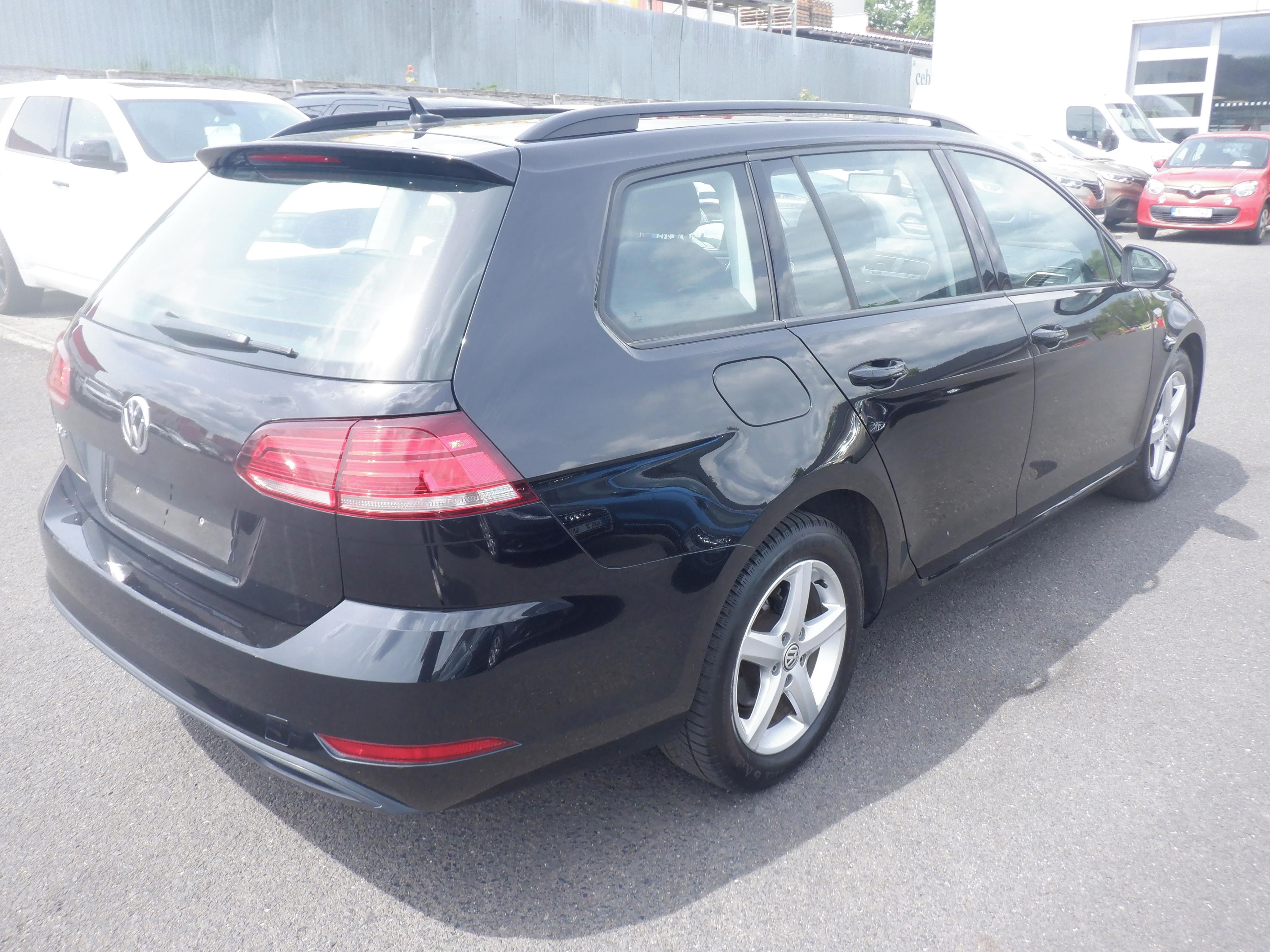 Volkswagen Golf, 1.6 TDI Tredline,1.majitel - fotka 5