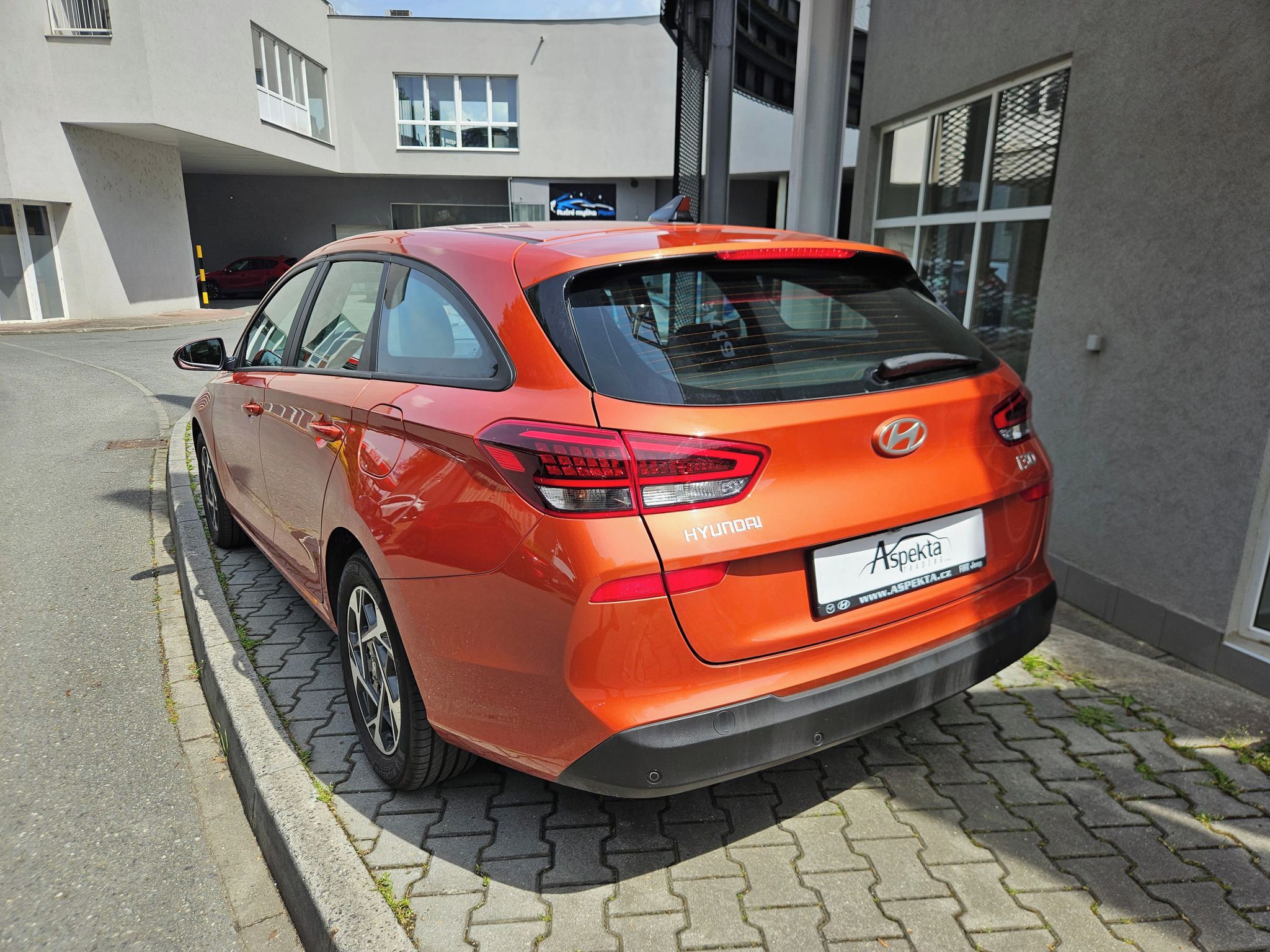 Hyundai i30, 1.5i Comfort, serv.kn., 1.maj. - fotka 3