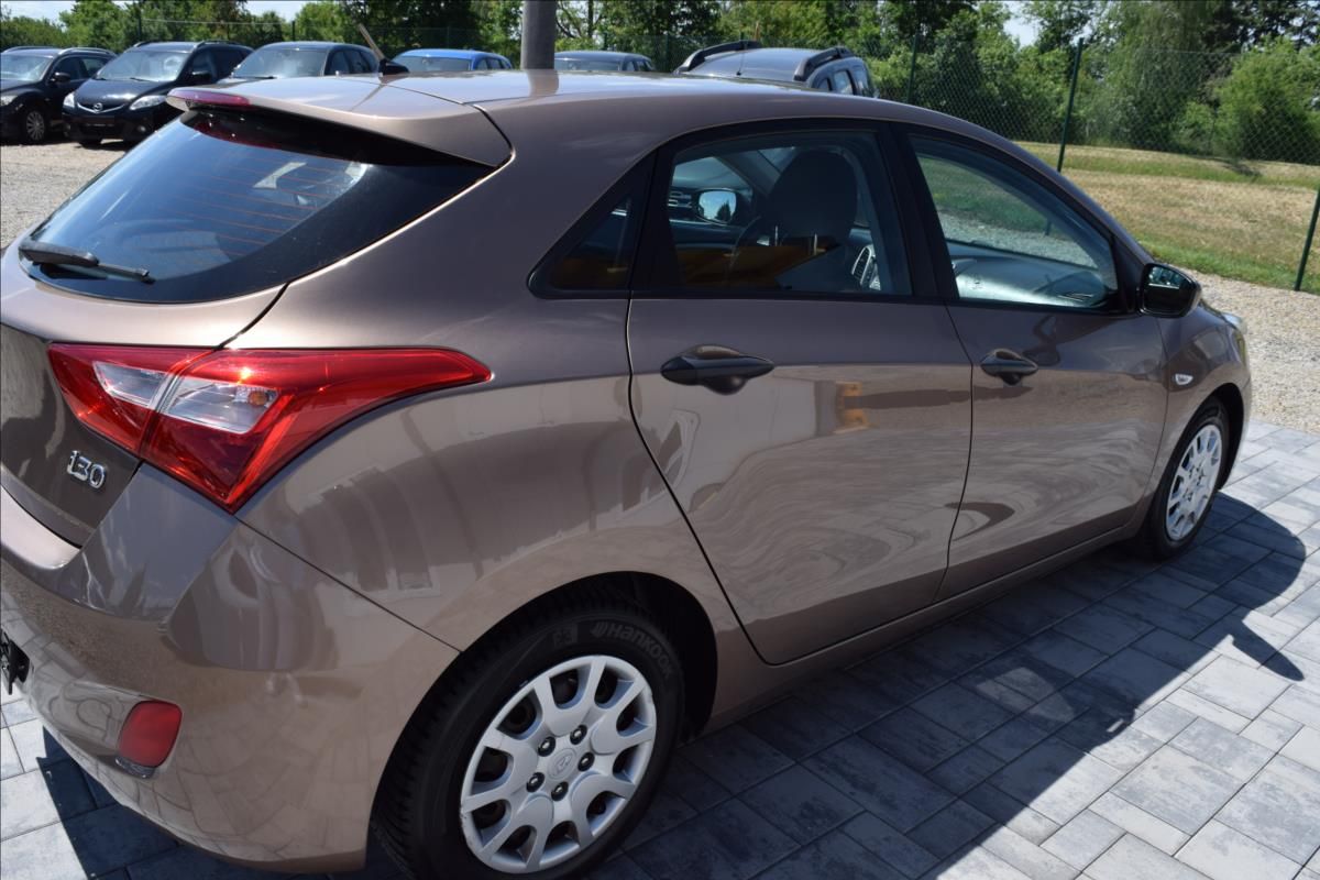 Hyundai i30, 1,4 i 73KW NÍZKÉ KM NOVÁ STK - fotka 5