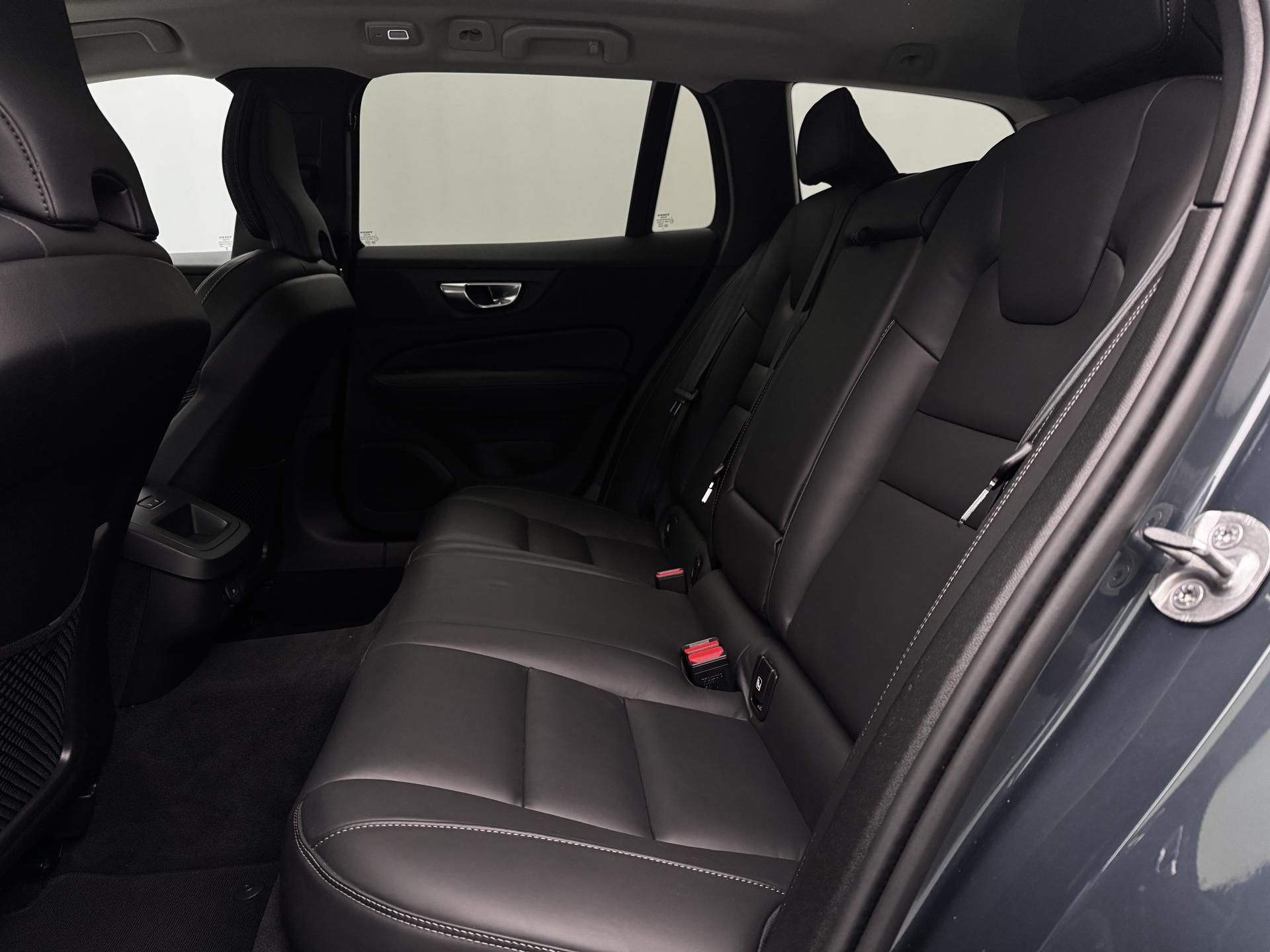 Volvo V60, B4 DARK PLUS AUT - fotka 6