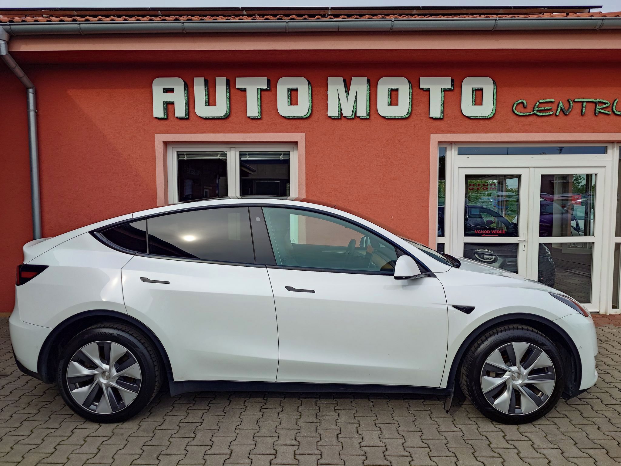 Tesla Model Y - fotka 2