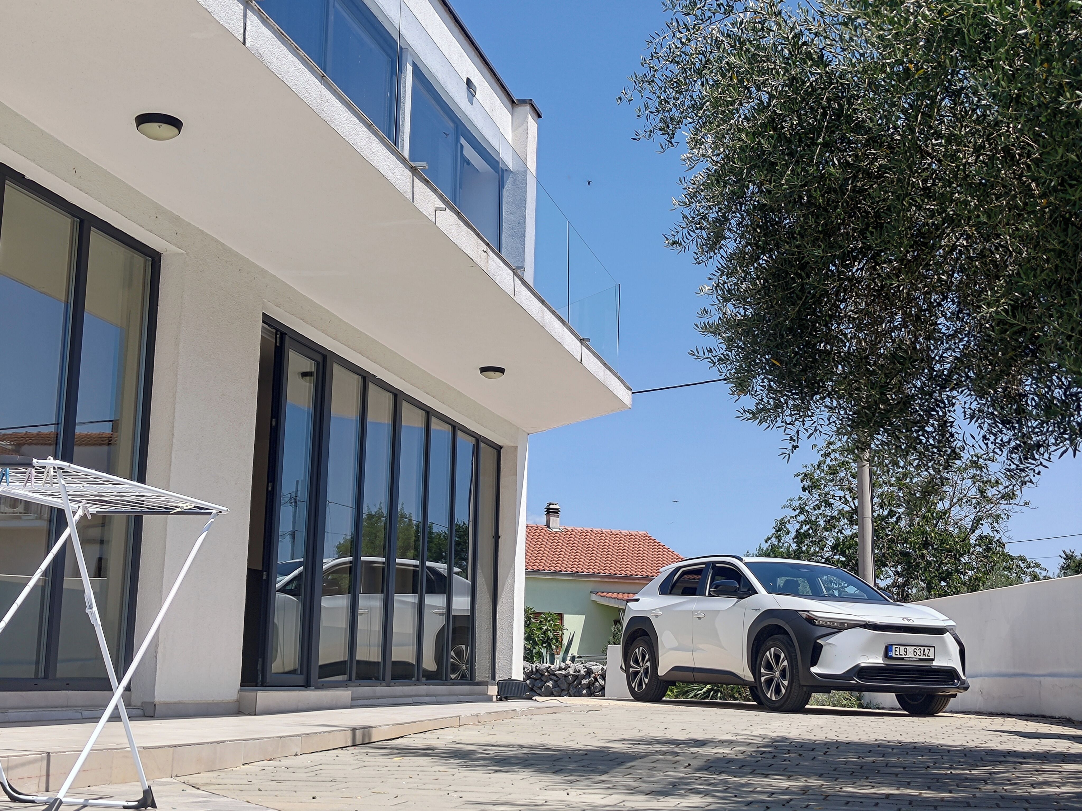 Toyota bZ4X, 4x4 zakoupeno v ČR plný servis - fotka 2