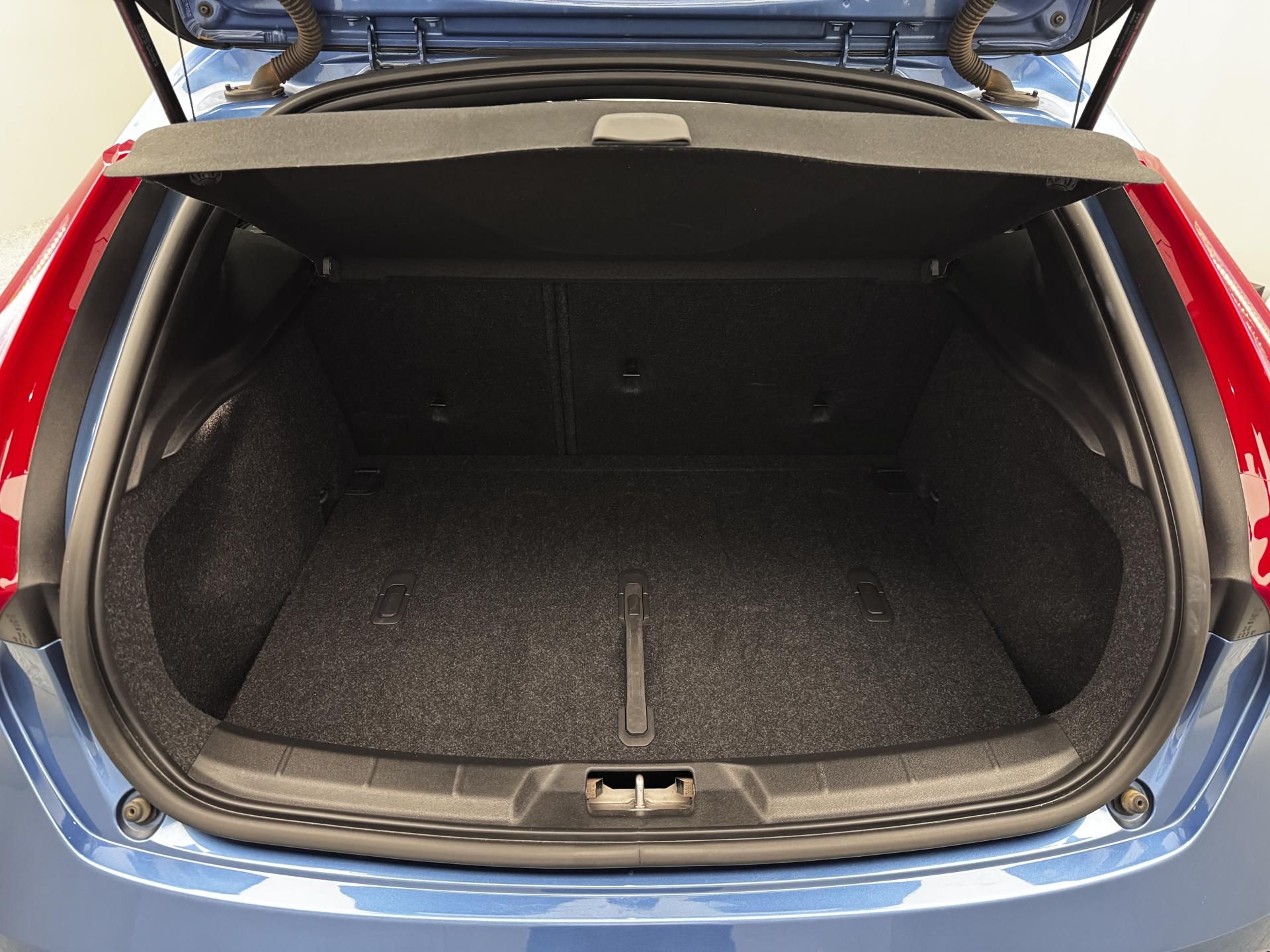 Volvo V40, T3 R-DESIGN AUT CZ 1.maj - fotka 4