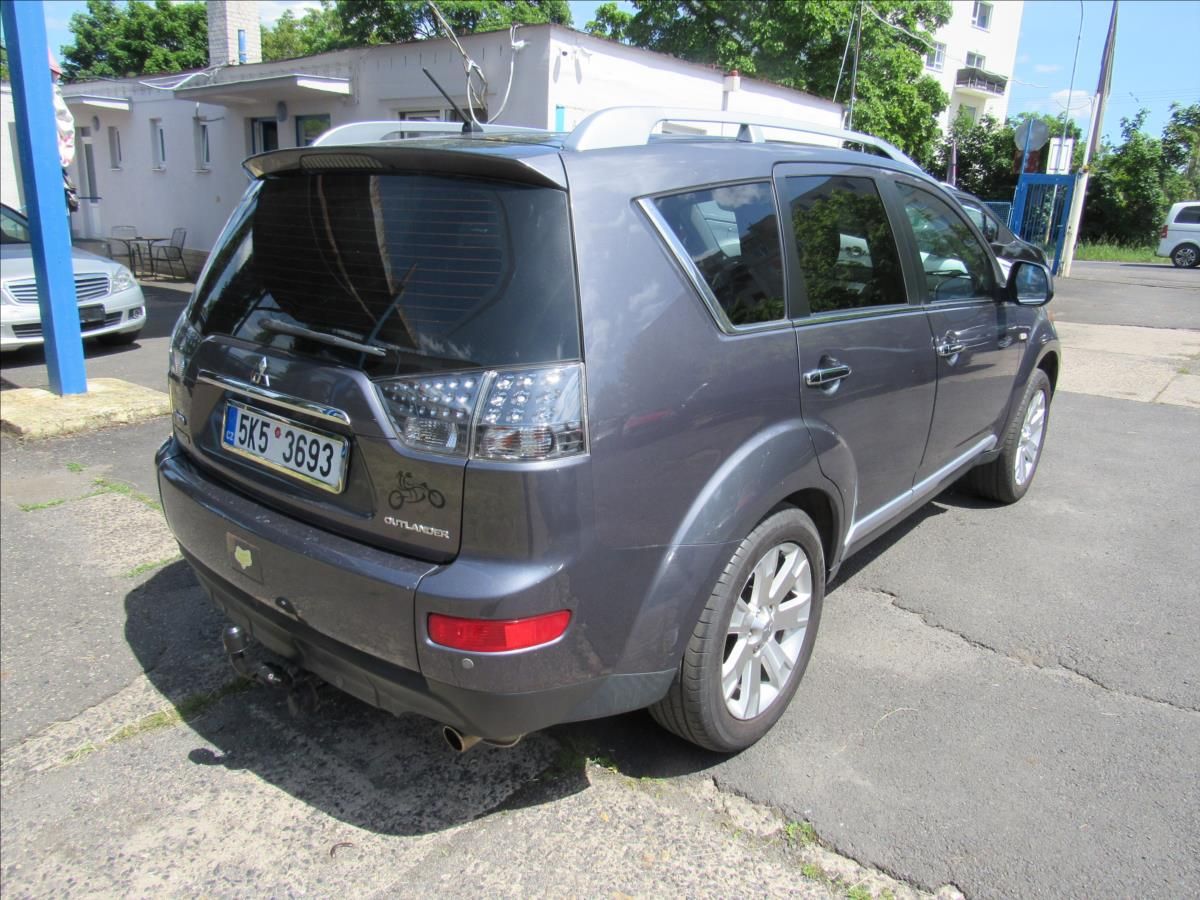 Mitsubishi Outlander, 2,4 MIVEC 125kW 4x4 Automat - fotka 6