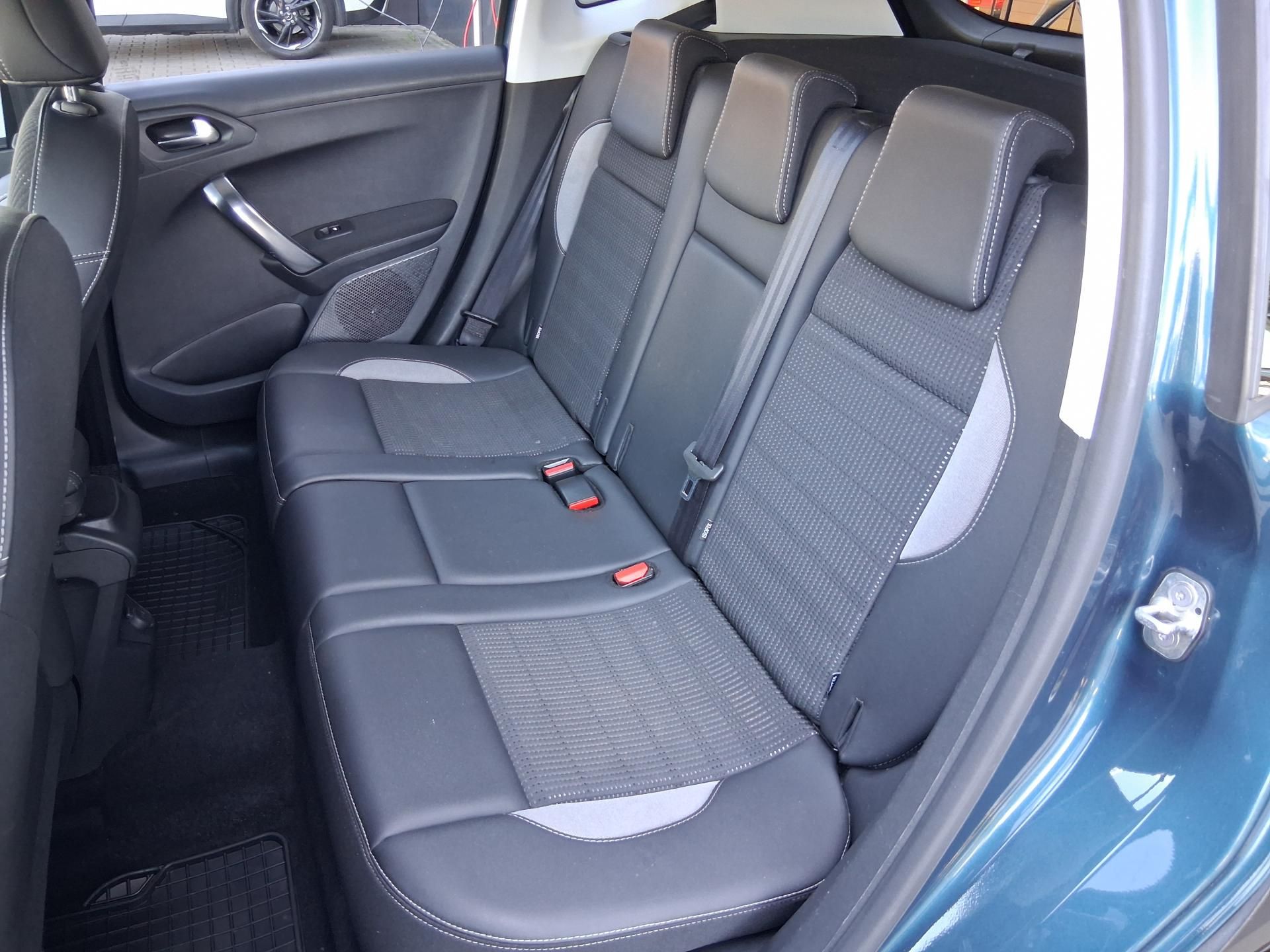 Peugeot 2008, ALLURE 1.2 PureTech 81 kW - fotka 5