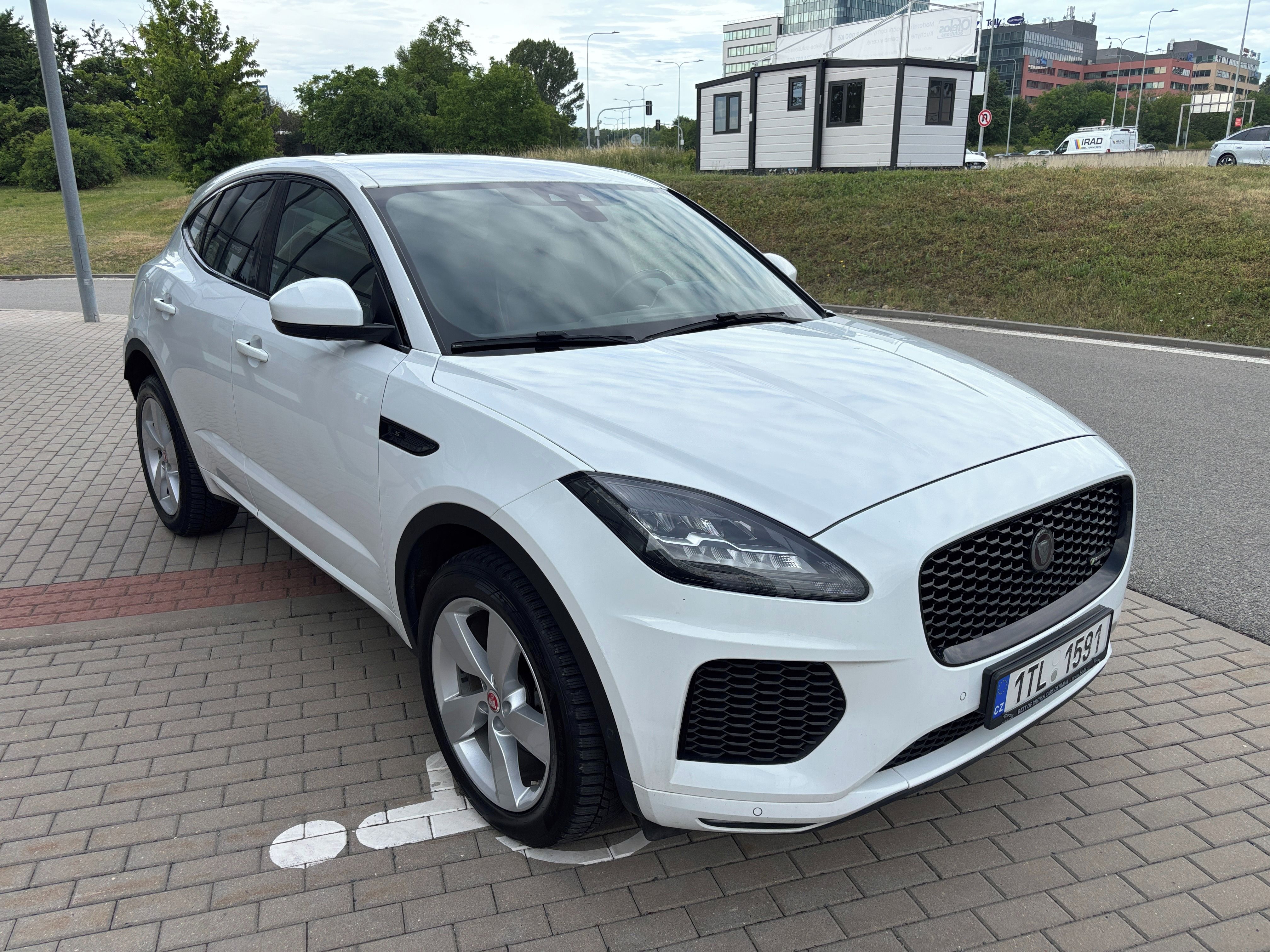 Jaguar E-Pace, 2.0D180 R-Dynamic S 4WD AT ČR - fotka 4