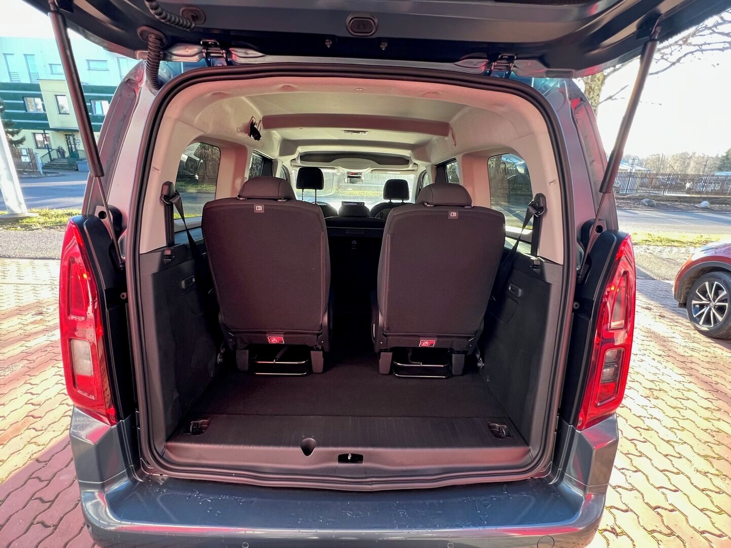 Toyota Proace City Verso, Long 1.5 nafta 130 koní - fotka 6