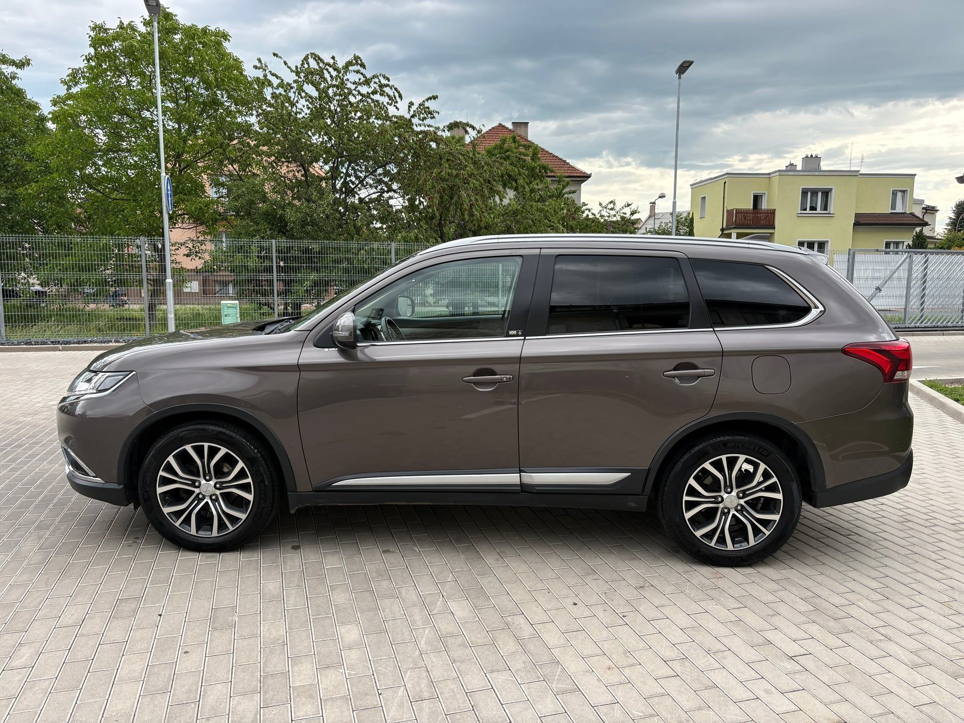 Mitsubishi Outlander, 2.2 DI-D/4x4/ČR/tažné/7míst - fotka 4