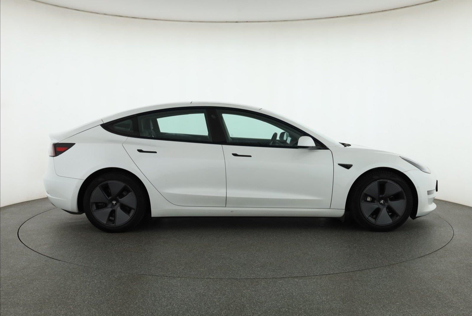 Tesla Model 3, Long Range 4WD 78kWh, SoH 87% - fotka 6