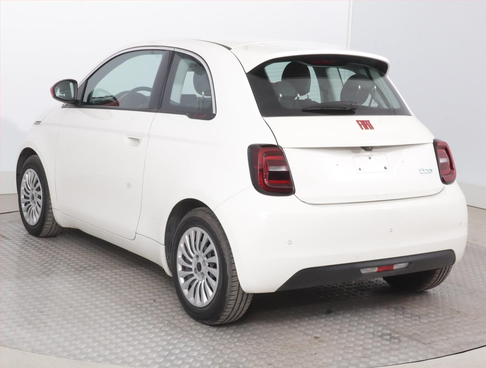 Fiat 500E, 42 kWh, SoH 96%, Automat - fotka 4