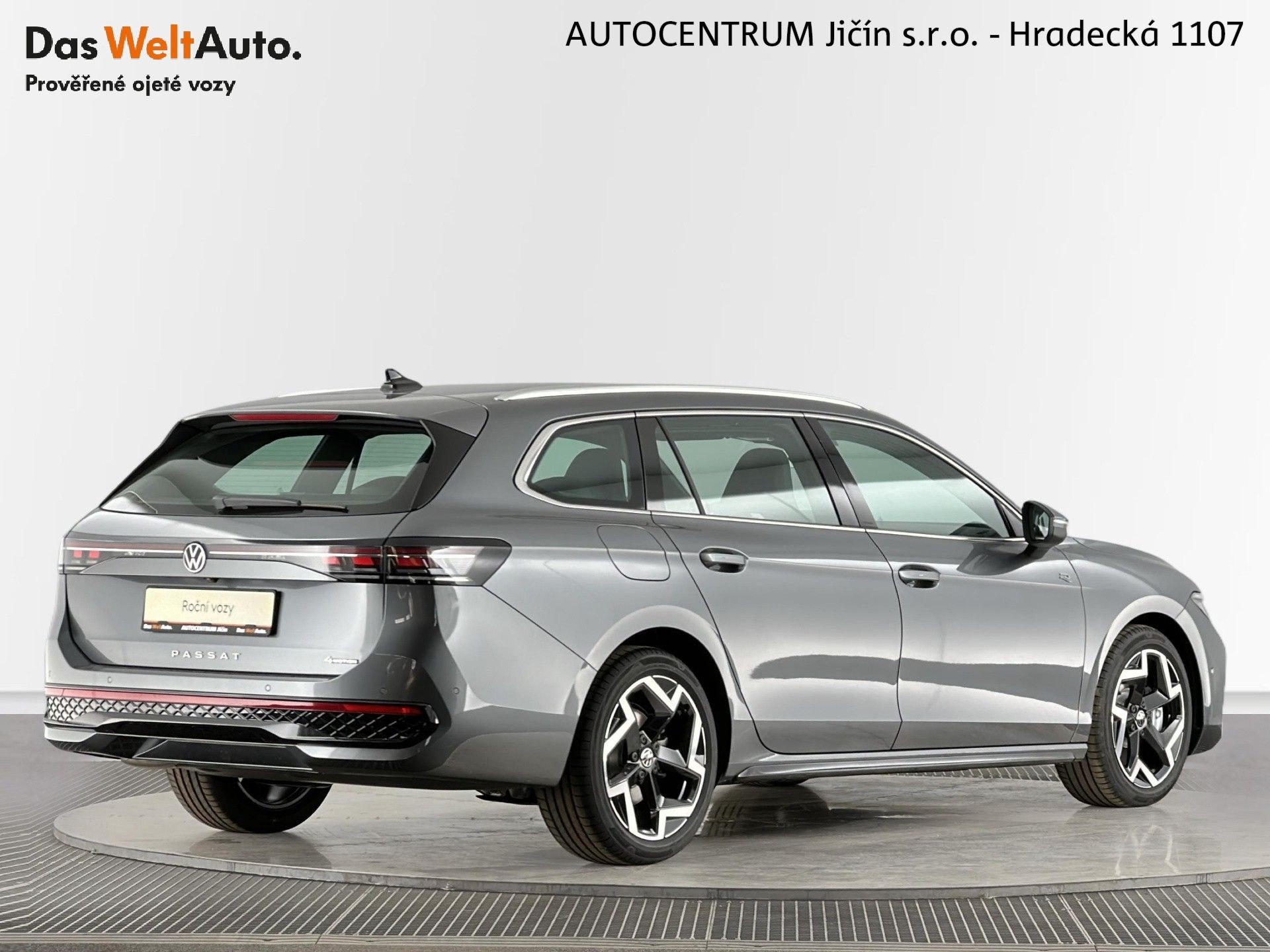 Volkswagen Passat, R-Line 2.0 TDI 142kW 4Motion D - fotka 2