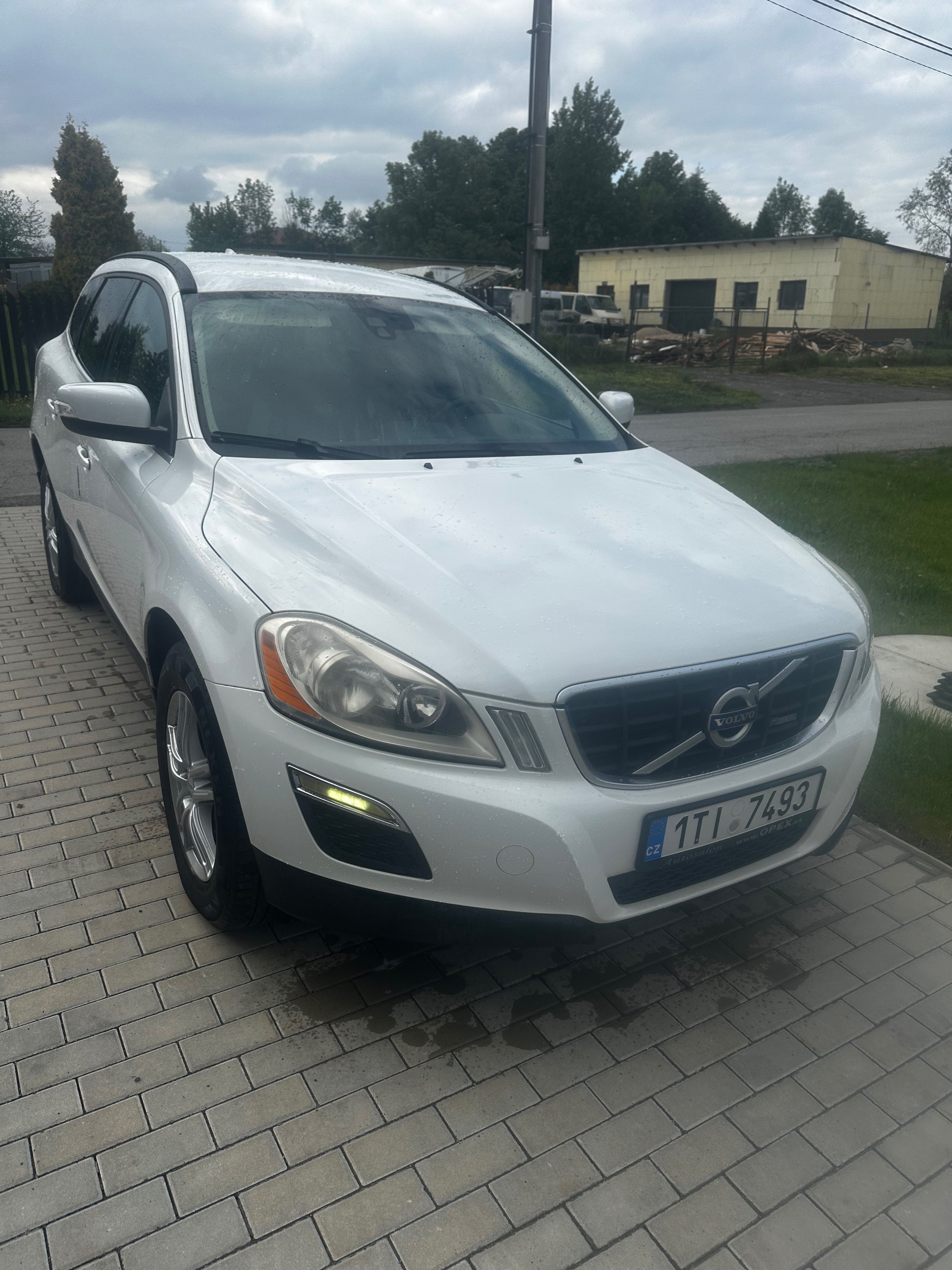 Volvo XC60, 2,4D, R-Design - fotka 4