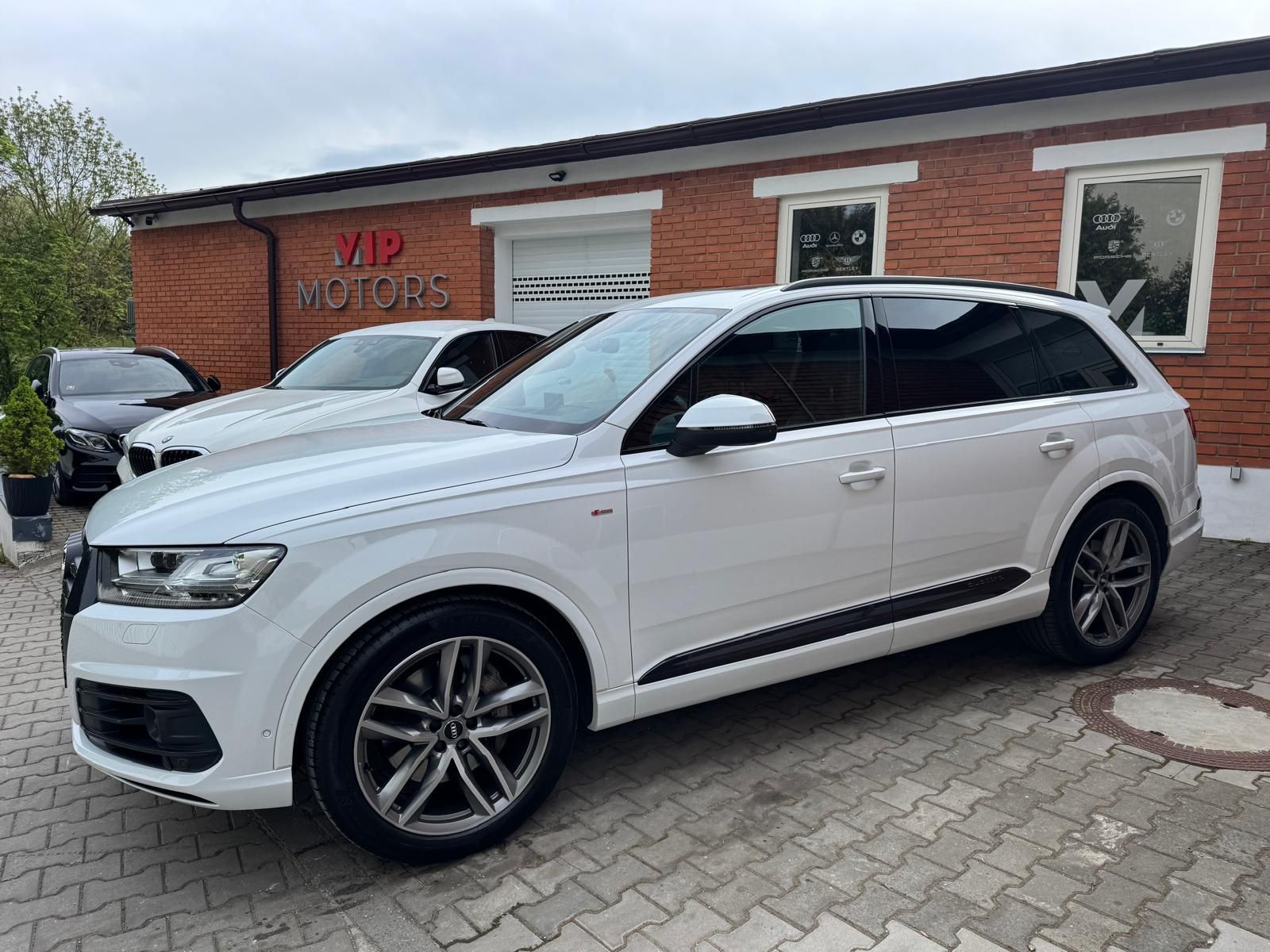 Audi Q7, 3,0TDi-7 MÍST-NEZ.T.-R21-TAŽ. - fotka 2