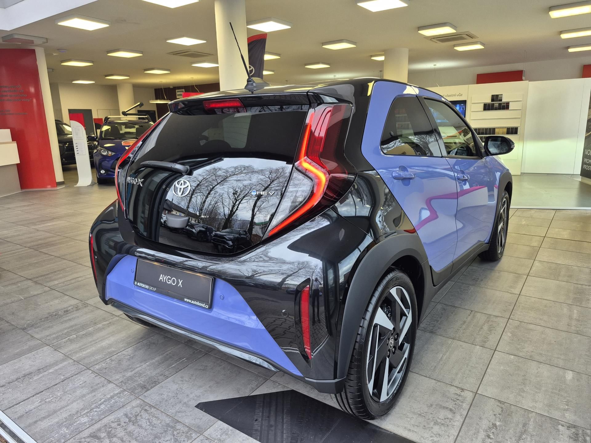 Toyota Aygo, Executive 1.5 Hybrid (116 k) - fotka 6