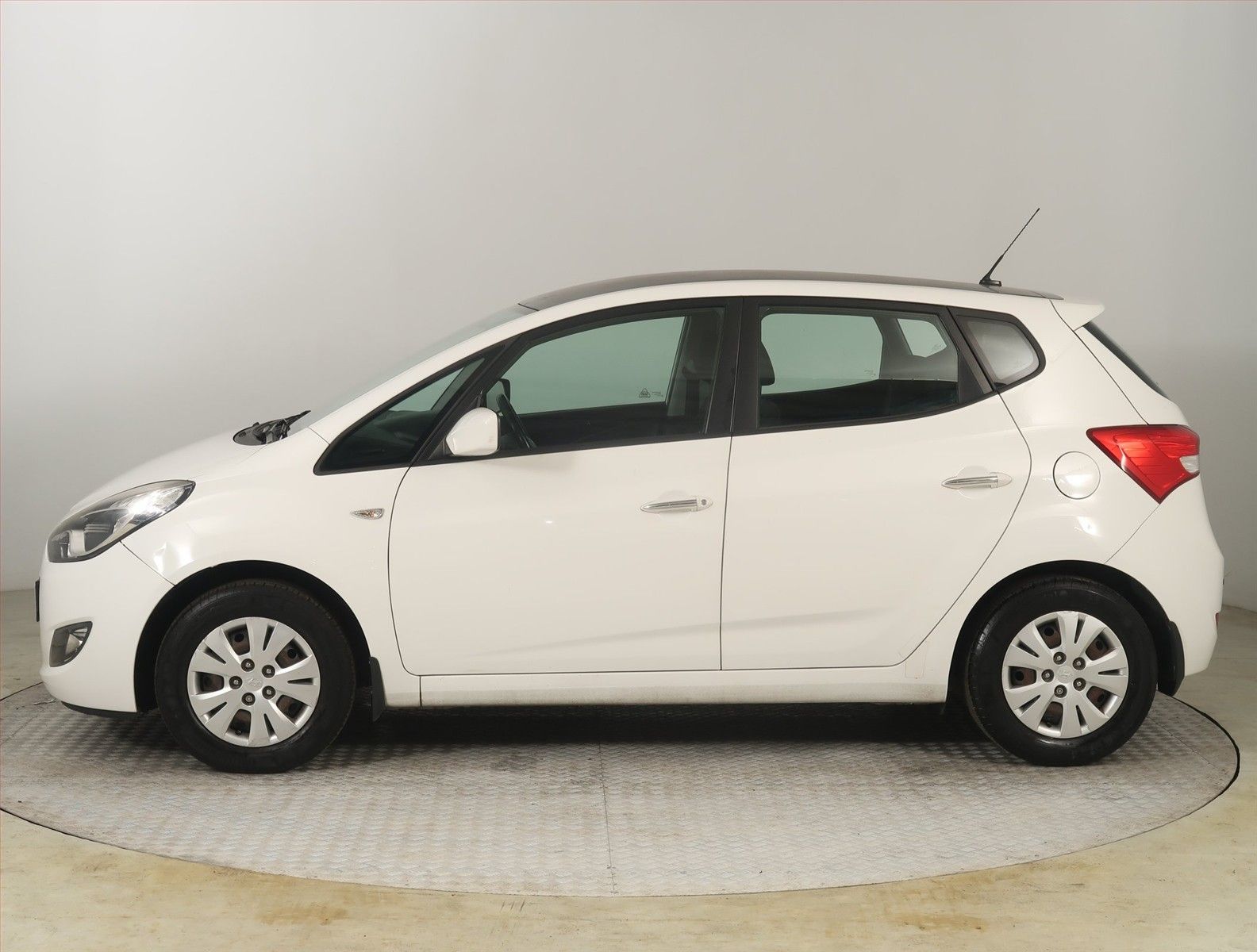 Hyundai ix20, 1.4 CVVT, ČR,1.maj - fotka 3