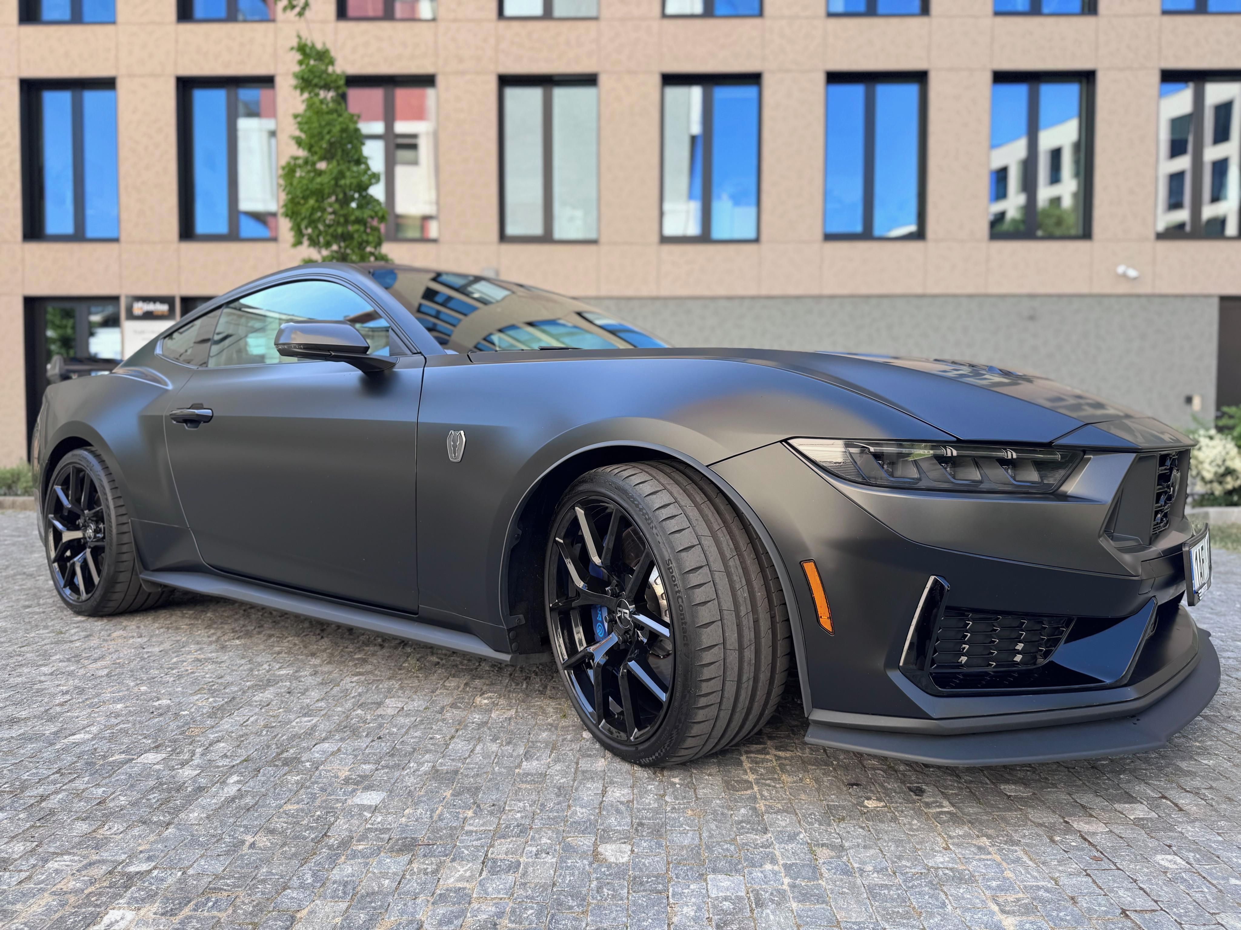 Ford Mustang, Dark Horse 5.0 V8 (USA verze) - fotka 4