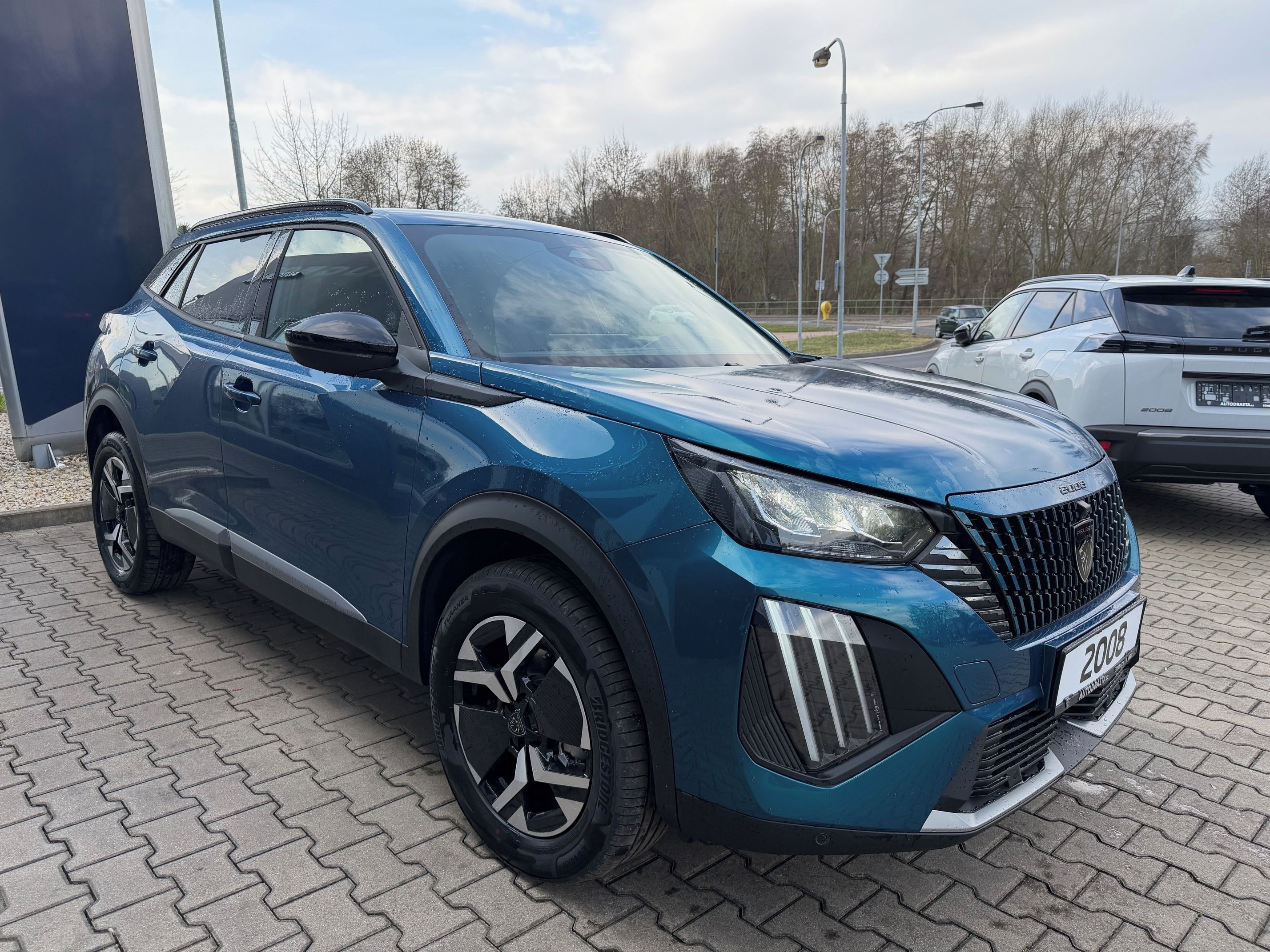 Peugeot 2008, ALLURE Hybrid 145 e-DCS6 - fotka 3