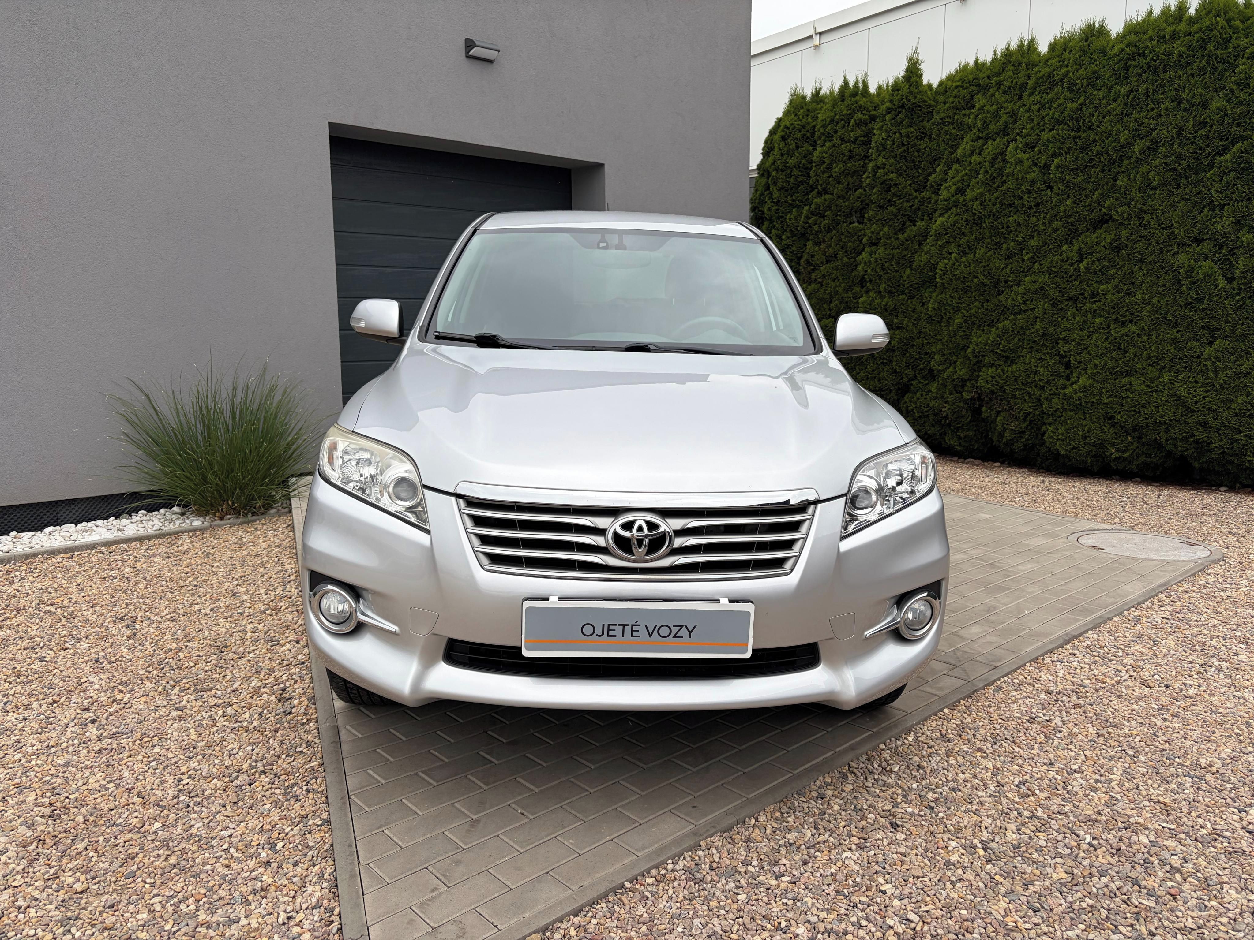 Toyota Rav4, 2.2 D-4D 4x4 110KW LUX - fotka 2